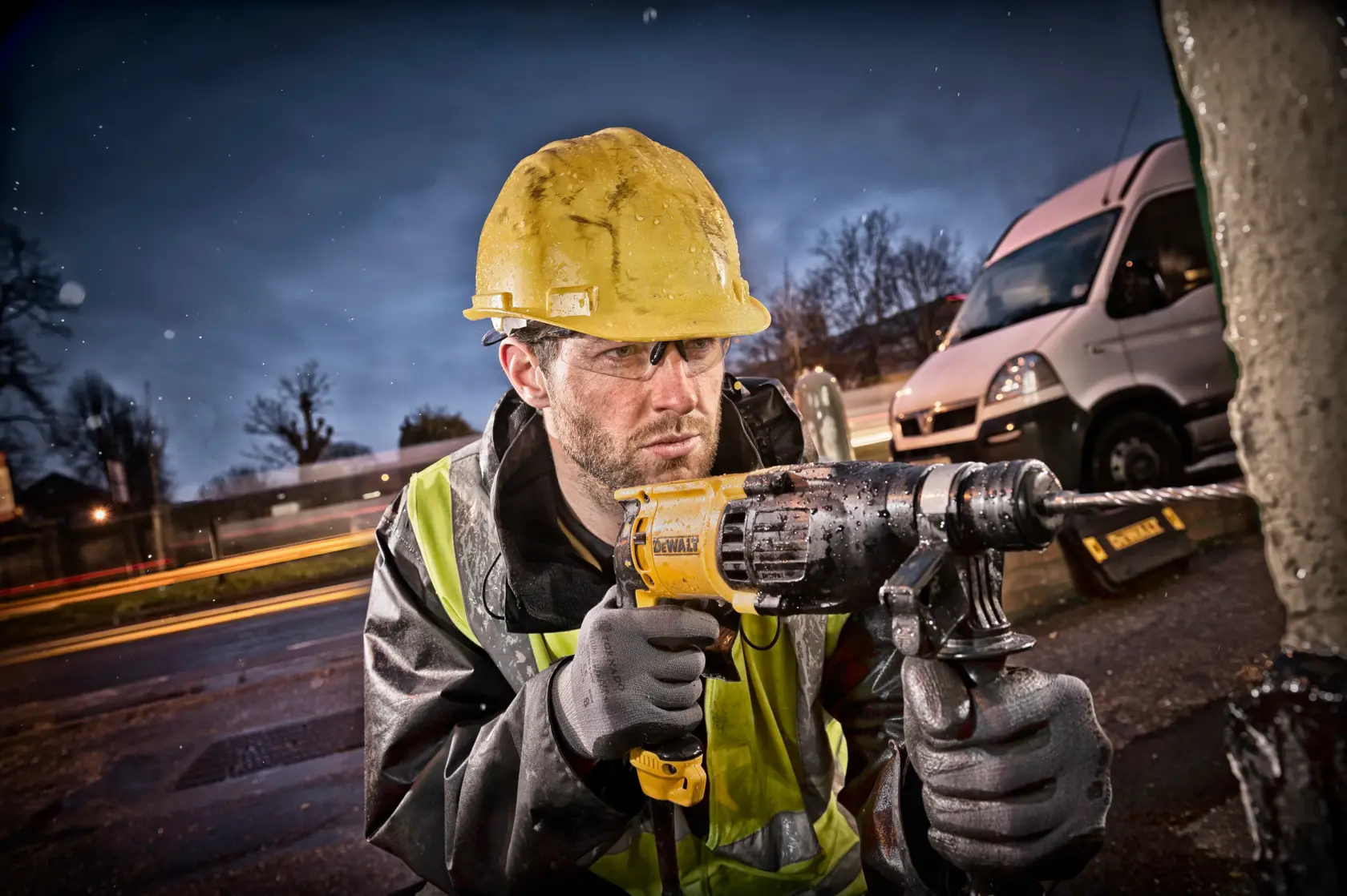 Une perceuse à marteau rotative filaire DEWALT D25133K au design noir et jaune, avec une poignée latérale et une jauge de profondeur.