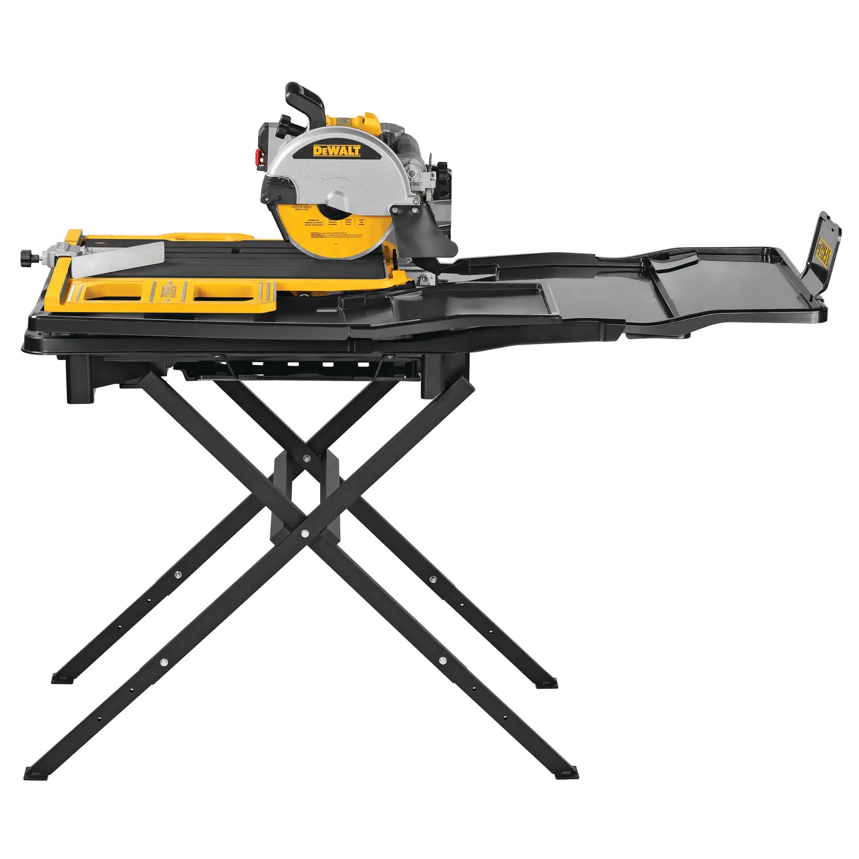 Une scie à carrelage DEWALT avec une lame de coupe jaune et argentée, montée sur un support pliable noir avec une surface de travail étendue.