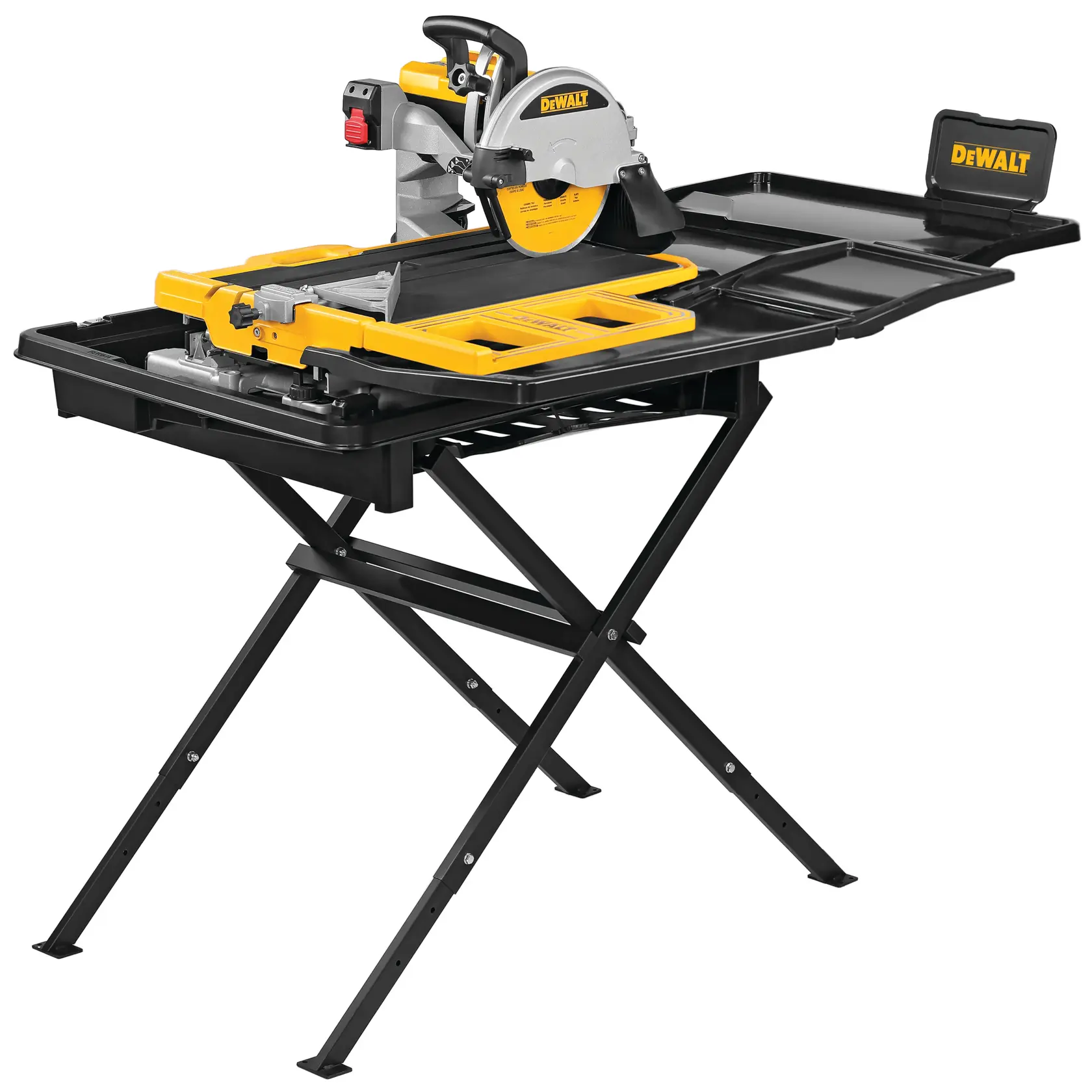 Eine Person verwendet eine DEWALT D36000 Fliesensäge, um eine große Fliese auf einem Arbeitstisch in einem Raum mit zwei Fenstern zu schneiden.