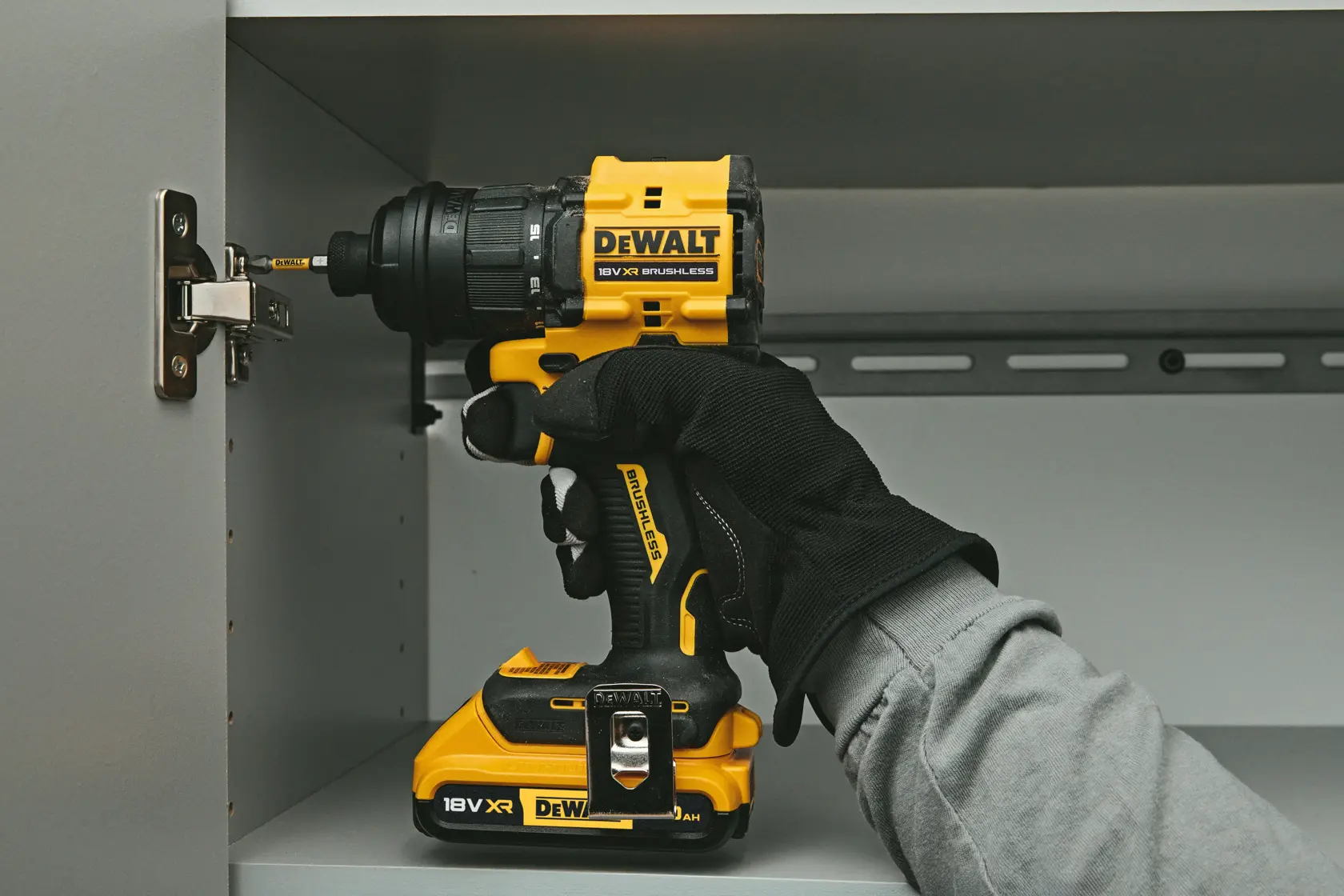 DEWALT DCD803NT-XJ, DCD803NT Bohrmaschine am Schrank. Fotografieprodukt.