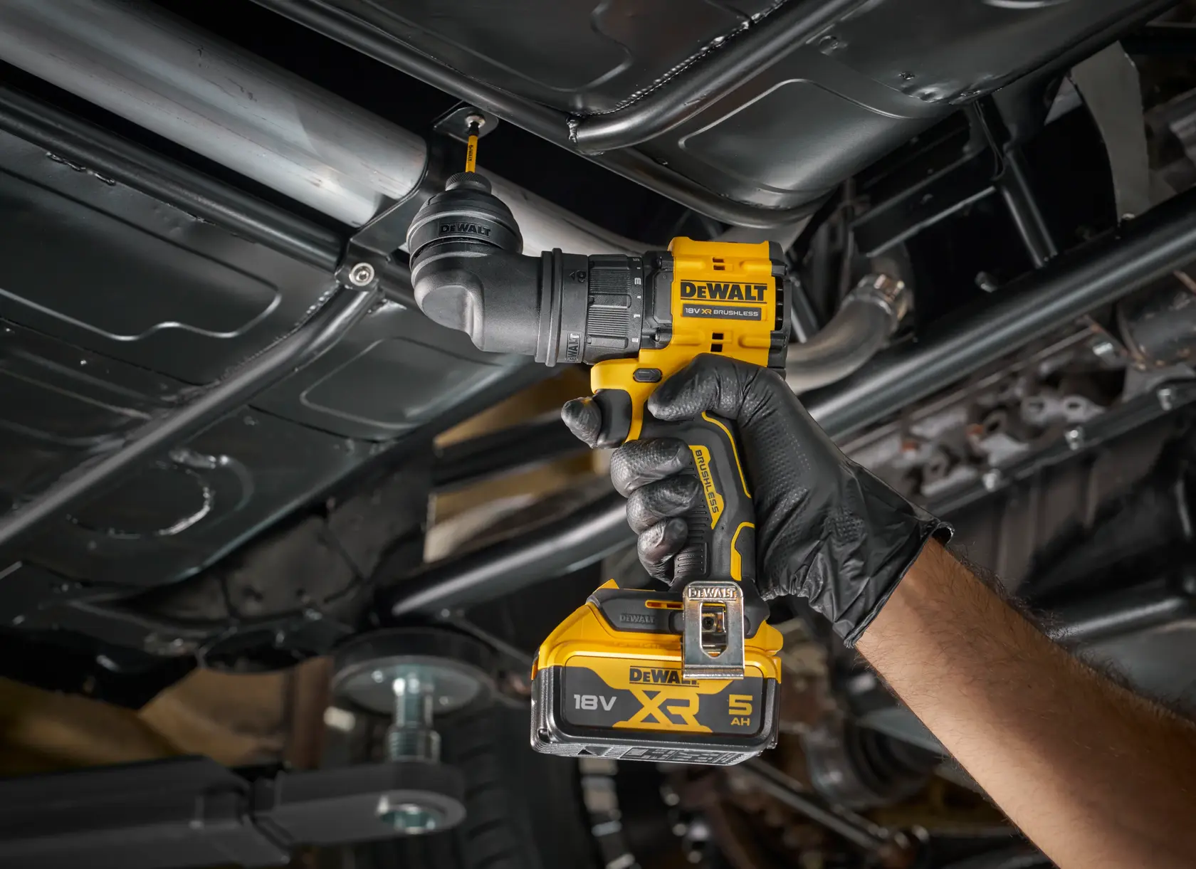 DEWALT DCD803P2T-QW und DCD803P2T Bohrmaschine, genutzt bei Autoarbeiten, auf Foto gehalten.