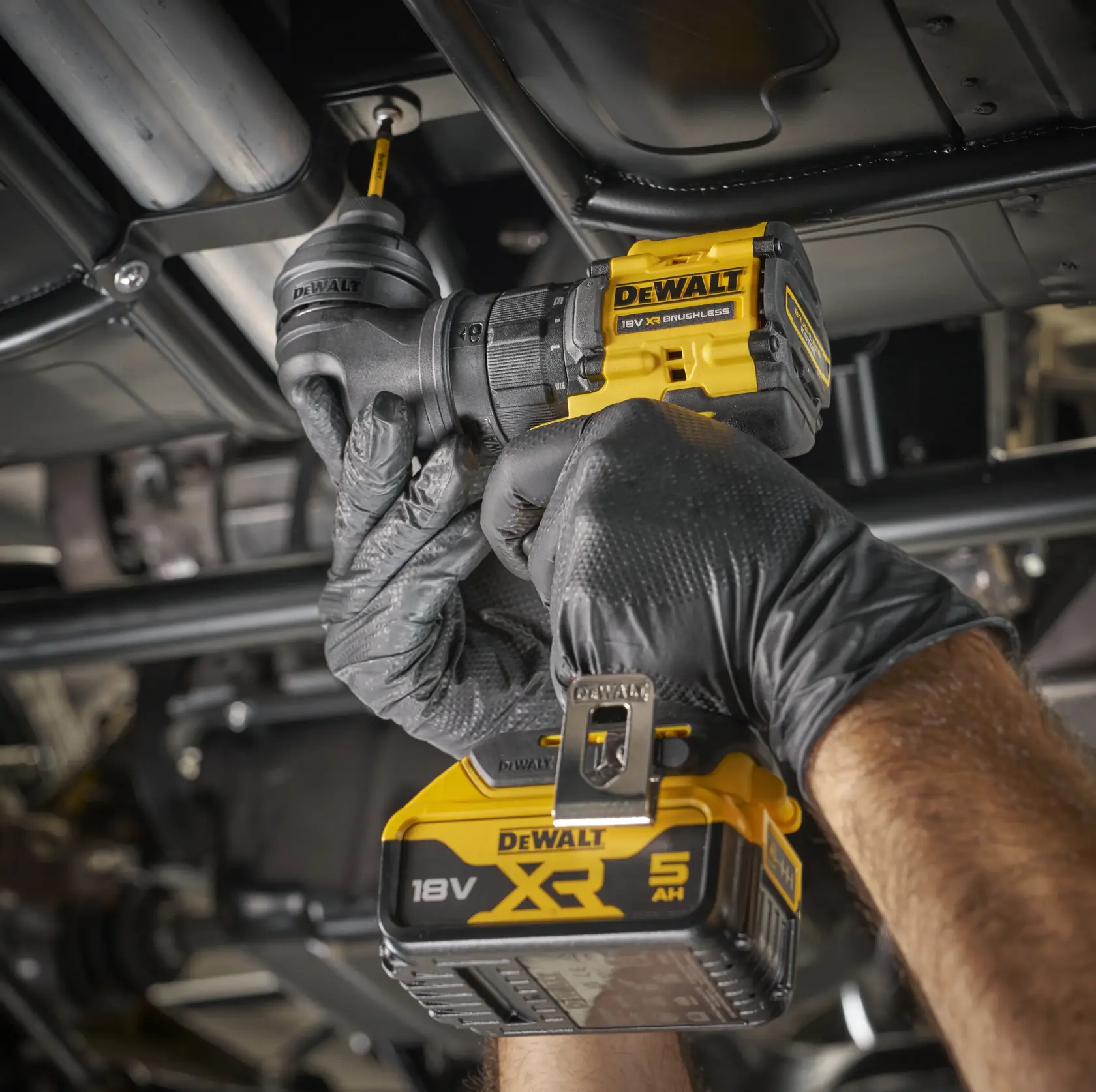 DEWALT 18V Werkzeug unter Fahrzeug, SKUs DCD803P2T-QW, DCD803P2T. Nahaufnahme, Handschuhe.