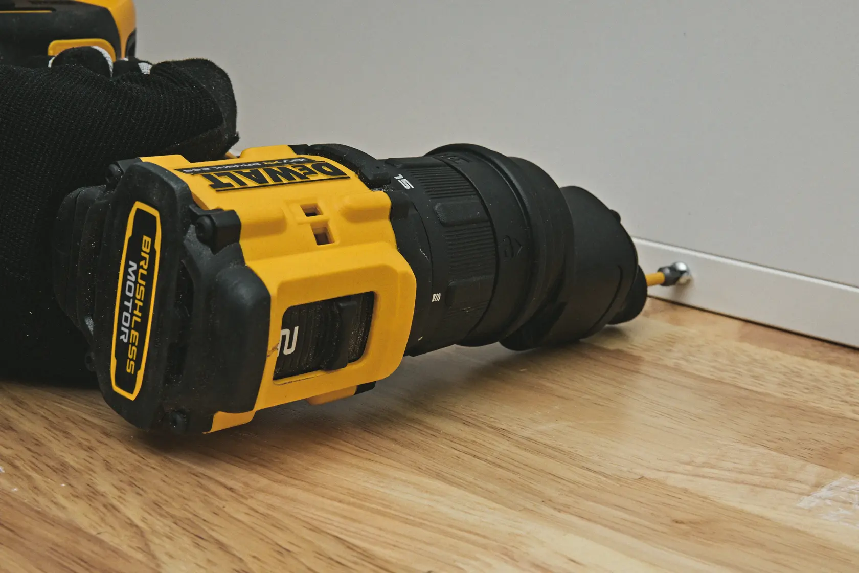 DEWALT DCD803P2T-QW, DCD803P2T Bohrmaschine auf Holzboden, Schraube am Schrank. Kategorie Fotografie.