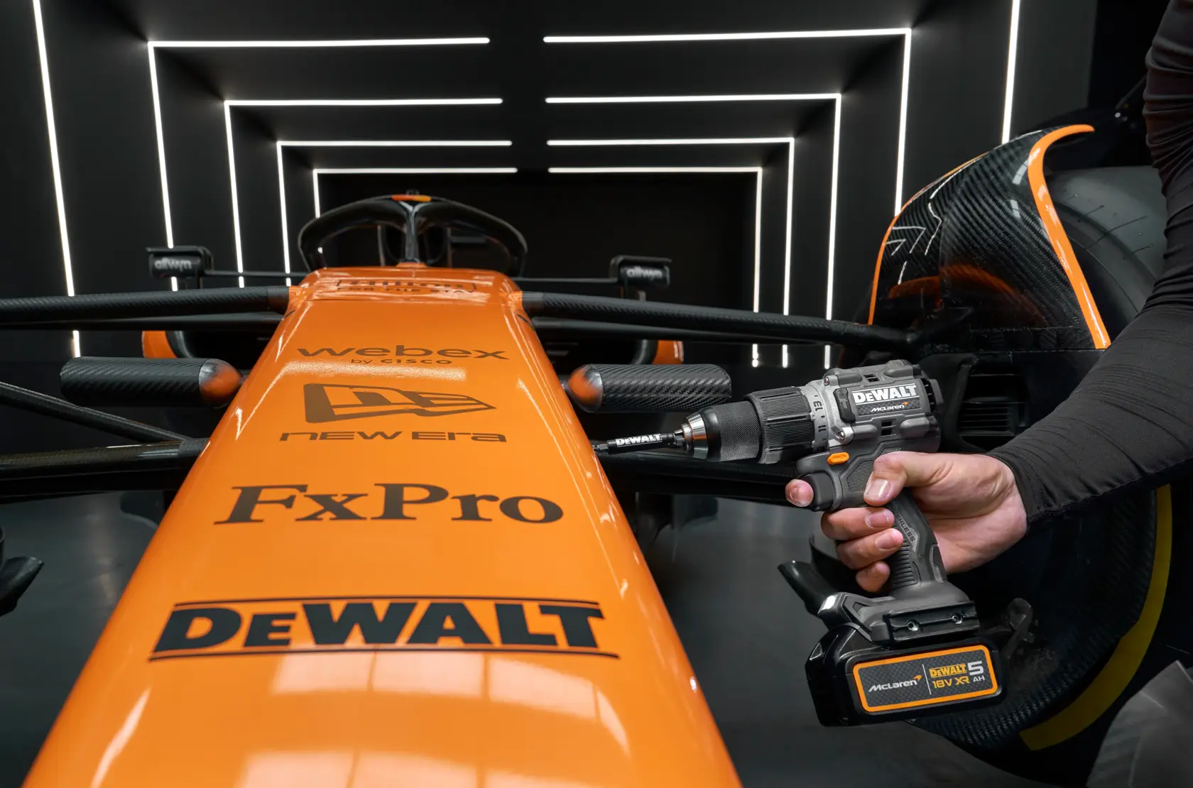Perceuse-visseuse à percussion brushless 18V XR®DEWALT® x McLaren F1 Team - 2 x 5 Ah