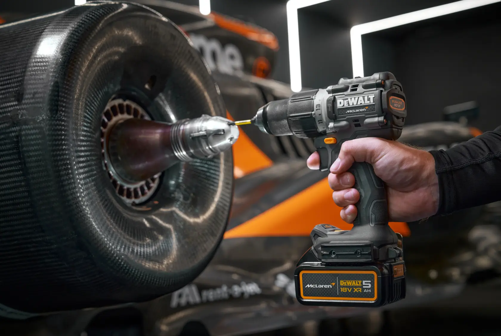 Perceuse-visseuse à percussion brushless 18V XR®DEWALT® x McLaren F1 Team - 2 x 5 Ah