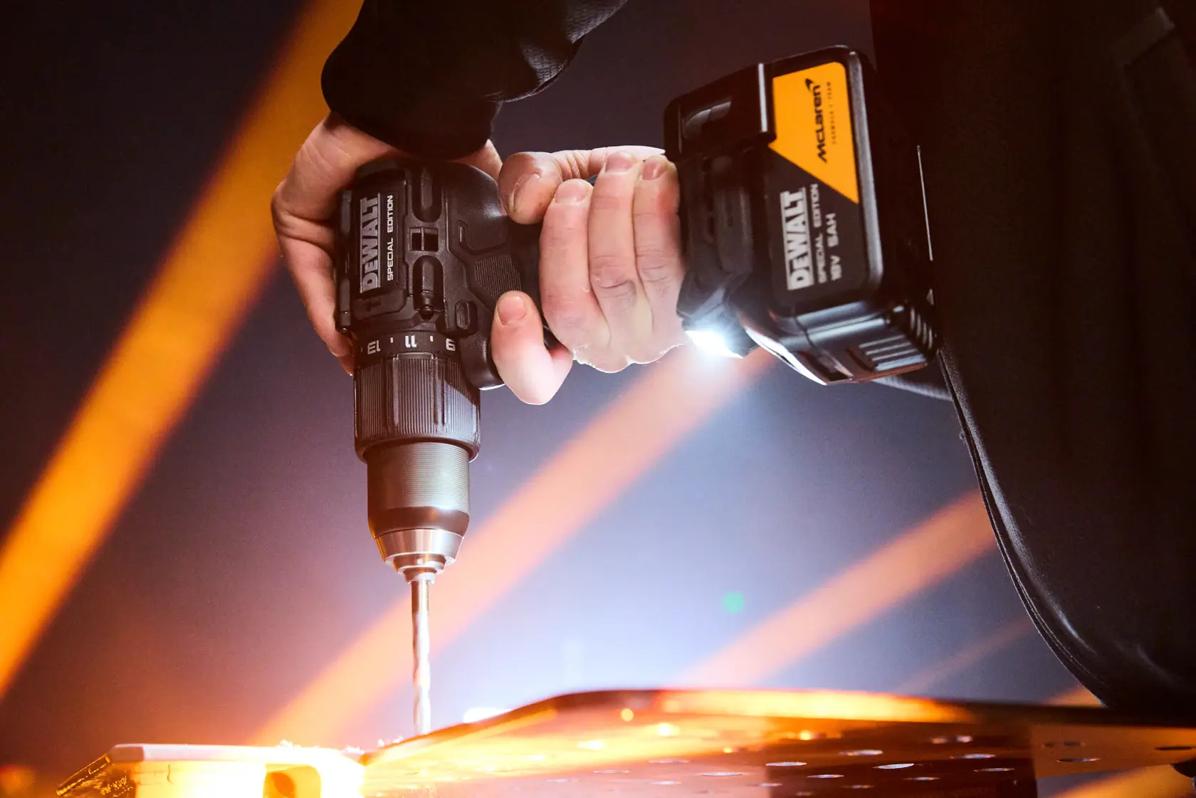 Taladro DEWALT en metal. SKUs: DCD86MP2T-QW, DCD86MP2T. Producto de fotografía en uso.