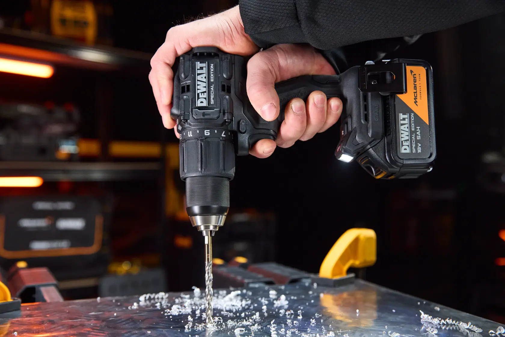 Taladro DEWALT en uso, SKUs DCD86MP2T-QW, DCD86MP2T, perforando metal. Categoría fotografía.