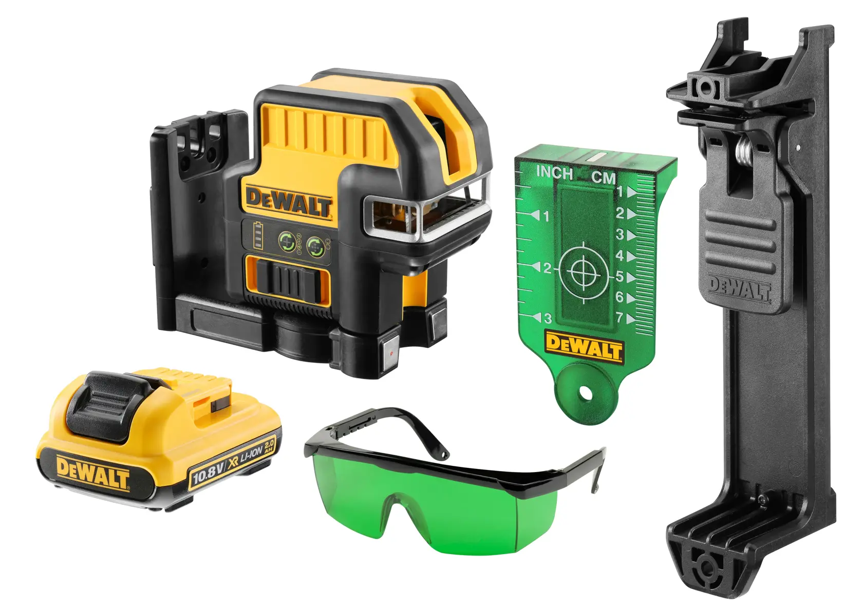 DEWALT DCE0825D1G Fotografie-Set mit einem gelb-schwarzen Laser-Nivelliergerät, einer grünen Zielplatte, einer Montagehalterung, einem wiederaufladbaren Akku und grüner Schutzbrille, angeordnet auf weißem Hintergrund.