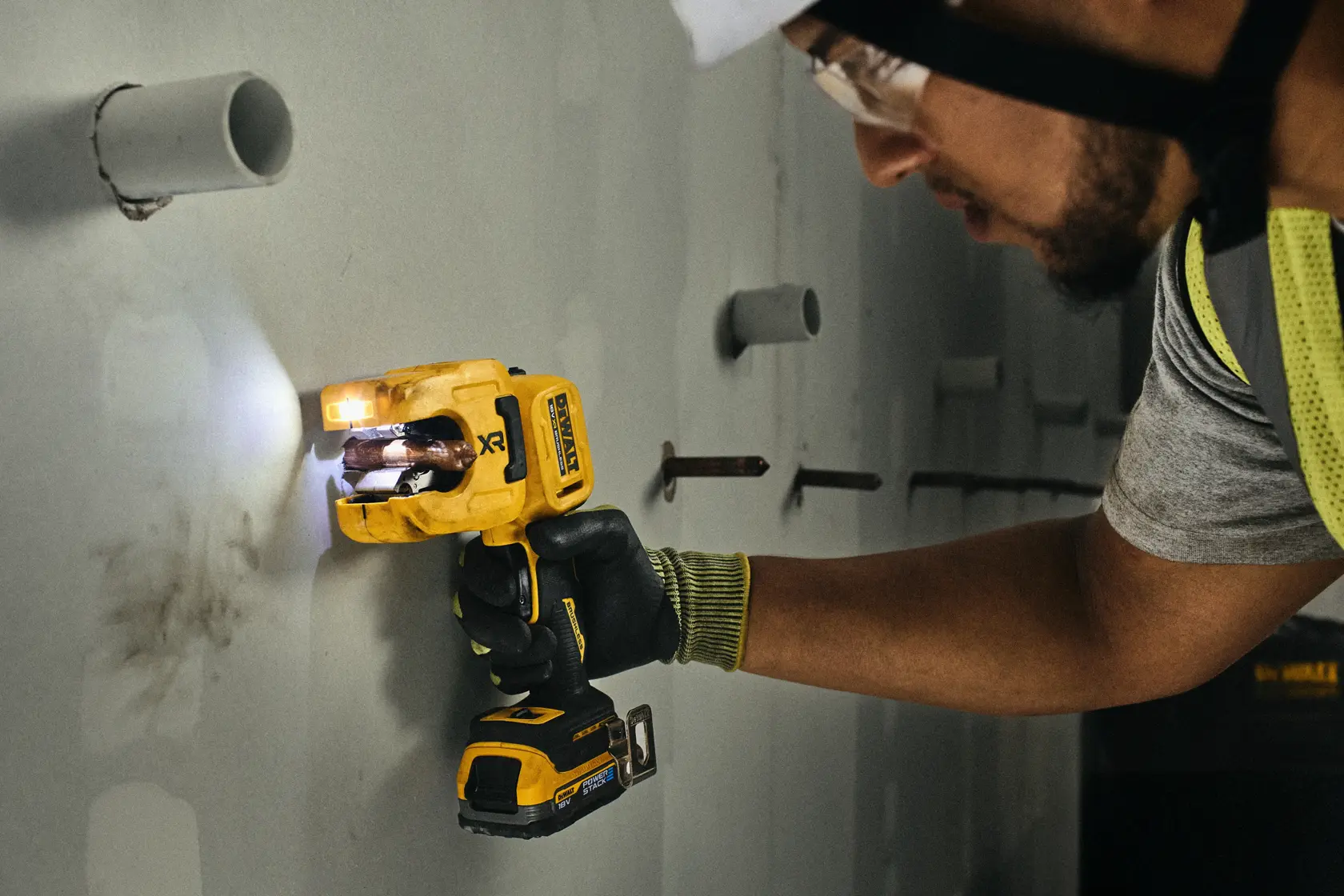 DEWALT DCE154N, DCE154N-XJ Werkzeug an Wand genutzt; Kategorie Fotografie.