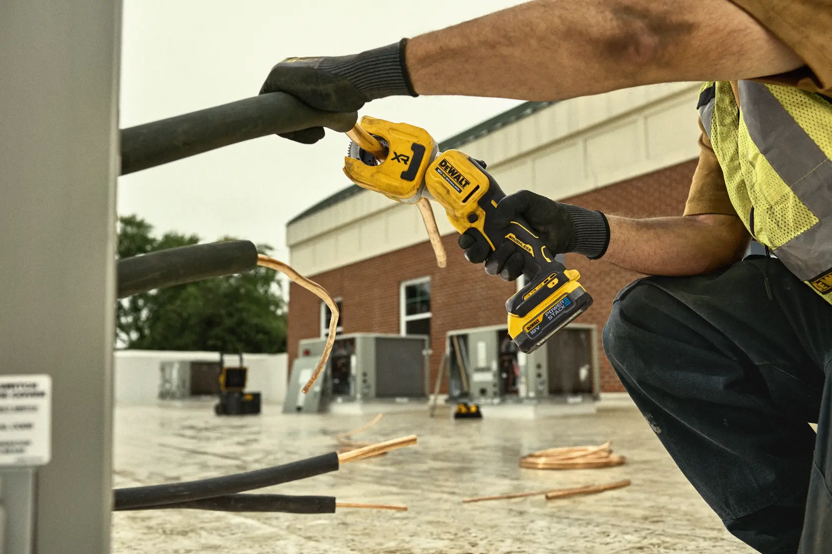 DEWALT DCE154N, DCE154N-XJ Schneidwerkzeug im Außeneinsatz an Kabeln. Kategorie Fotografie.
