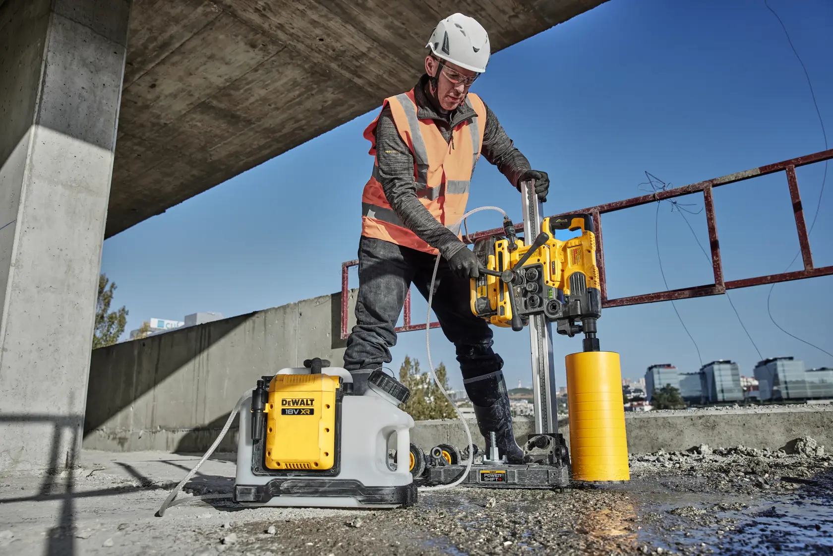 DEWALT DCE6820N, DCE6820N-XJ herramienta de perforación usada en obra. Categoría fotografía.