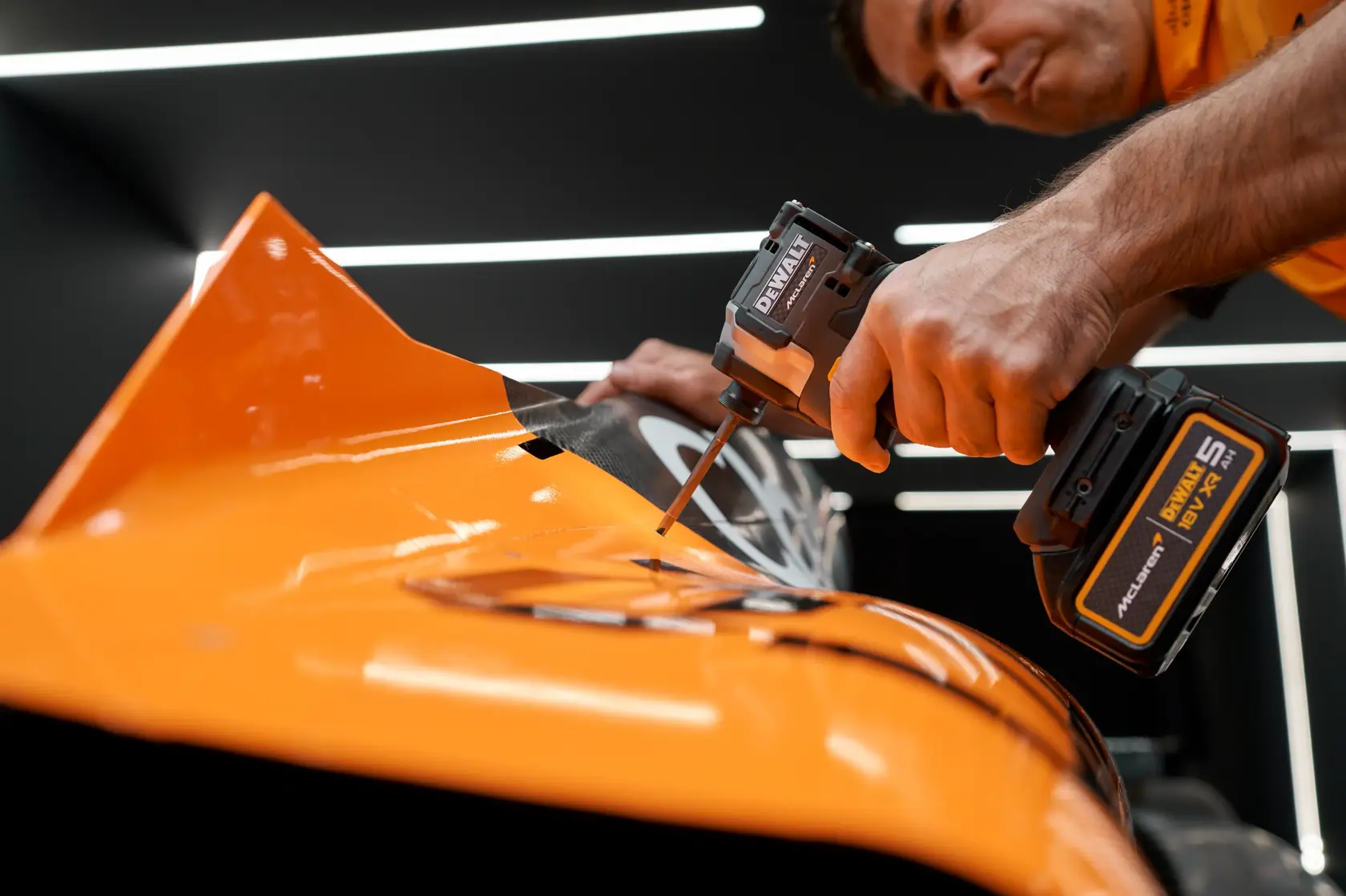 DEWALT x McLaren F1 Team 18V XR Schlagschrauber - 2 x 5Ah