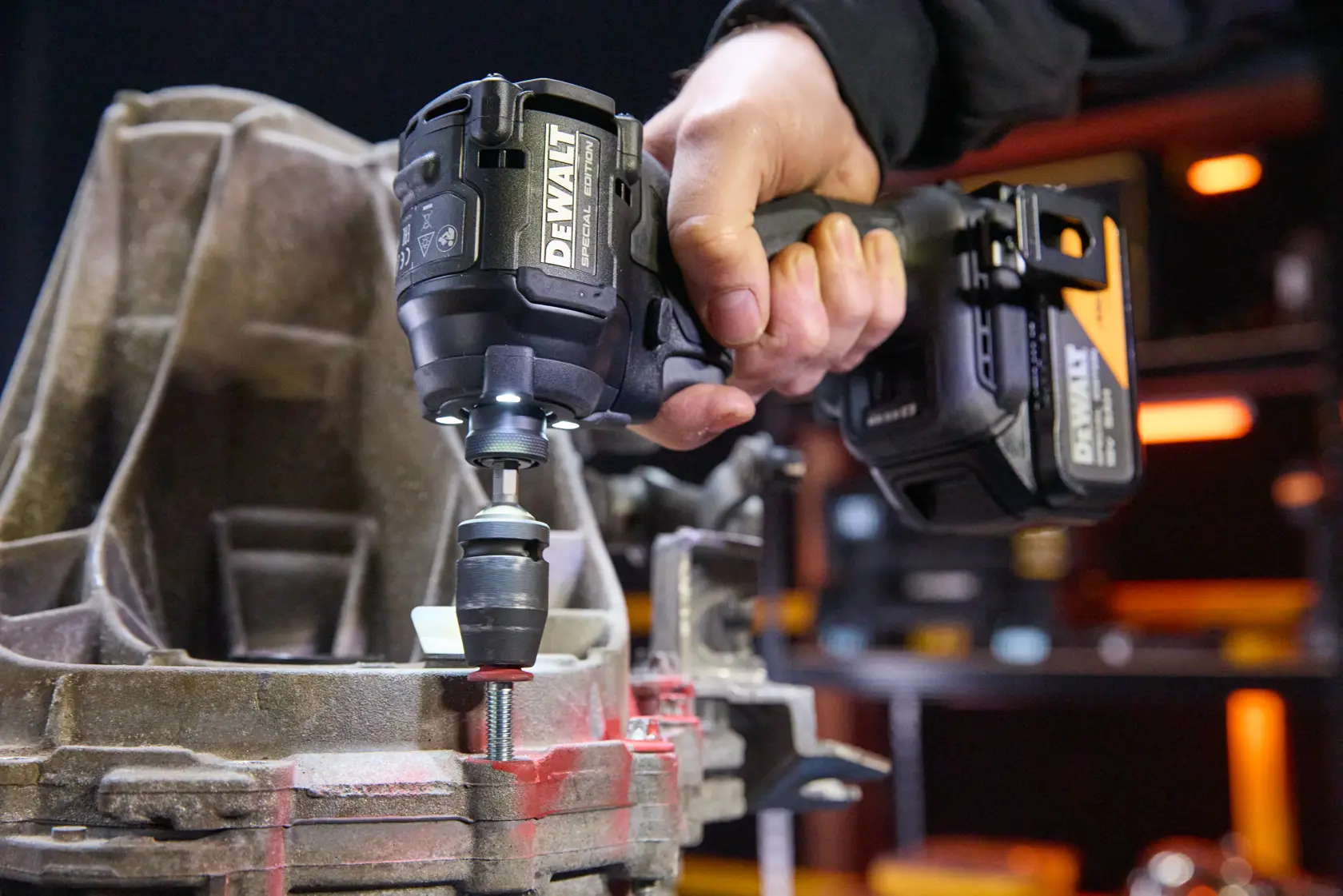 DEWALT DCF86MP2T-QW, DCF86MP2T en uso; categoría Fotografía, primer plano operación manual.