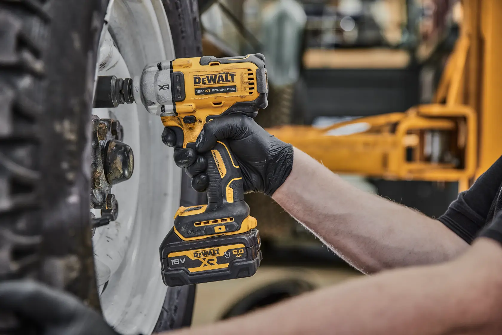 DEWALT® 18V XR® Bürstenloser 1/2" Akku-Mittel-Torque-Schlagschrauber mit Schweinsring - 2 x 5Ah Akku Automobil