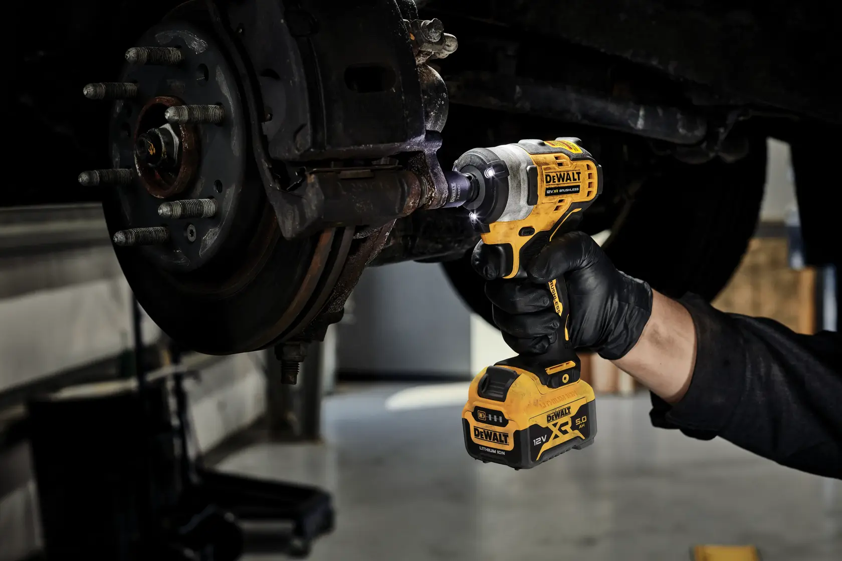 DEWALT DCF901P2 y DCF901P2-QW usados en freno de coche. Producto categoría fotografía.