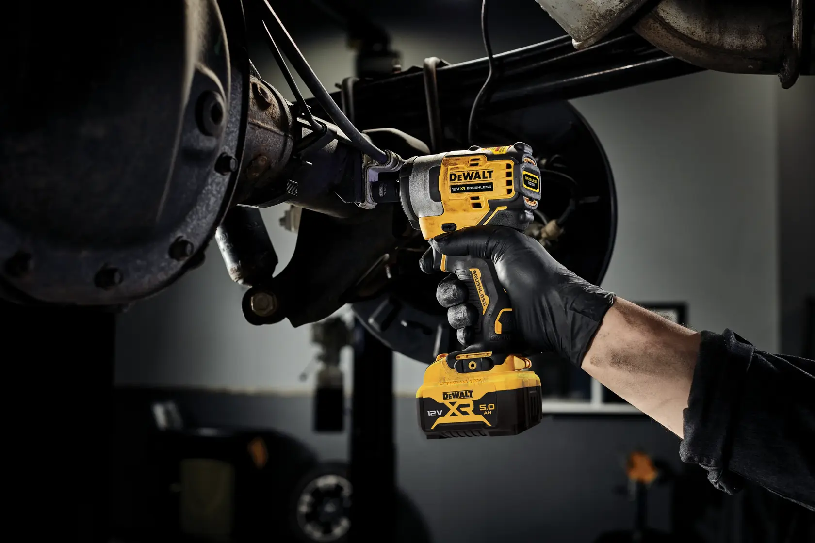 DEWALT DCF901P2, DCF901P2-QW usado en trabajo automotriz. Categoría fotografía.