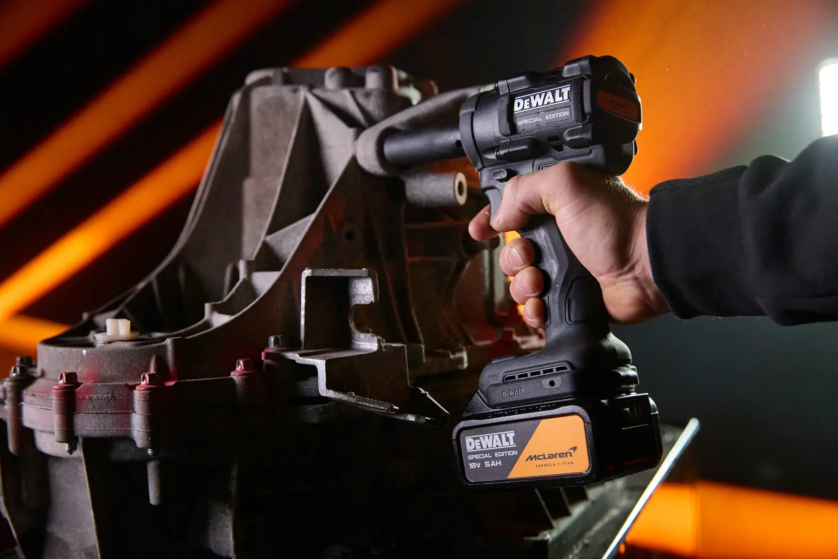 Herramienta DEWALT en máquina, DCF92MP2T-QW, DCF92MP2T. Categoría Fotografía, fondo naranja.