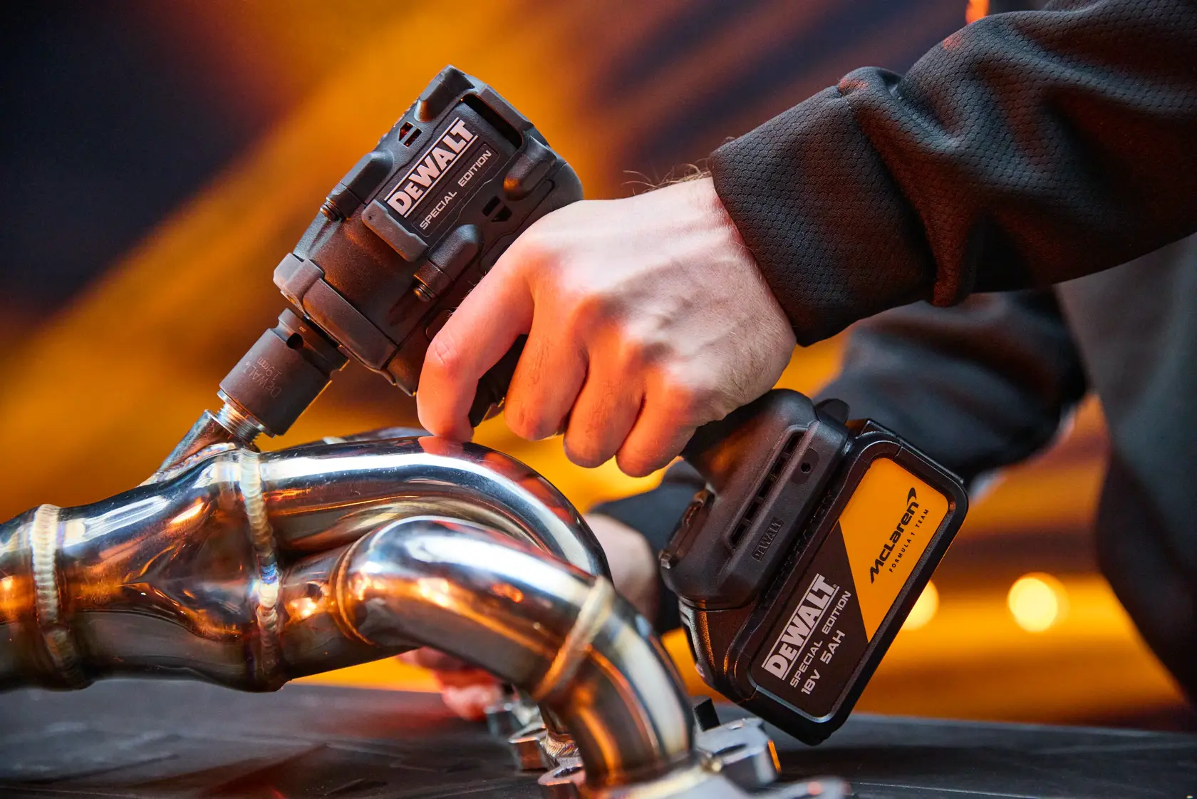 Herramienta DEWALT en uso, SKUs DCF92MP2T-QW y DCF92MP2T. Tubos metálicos en entorno industrial.