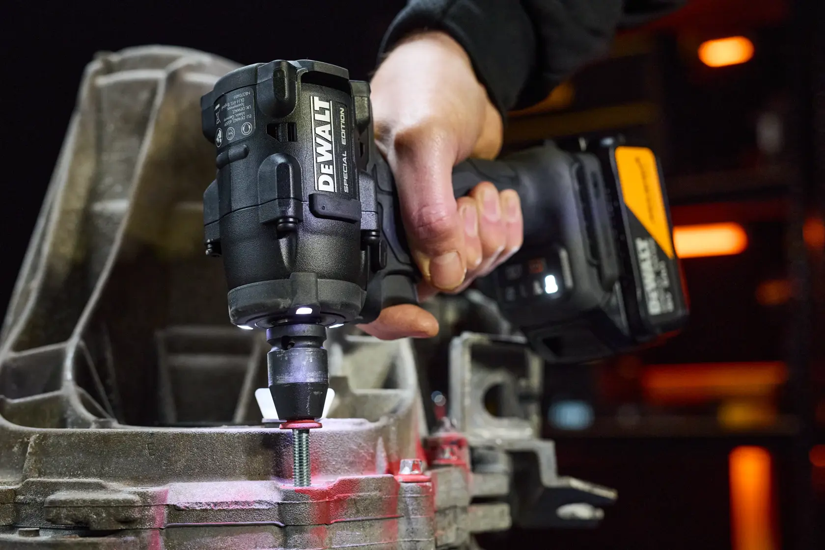 DEWALT DCF92MP2T-QW, DCF92MP2T herramienta usando en tornillo. Categoría fotografía.