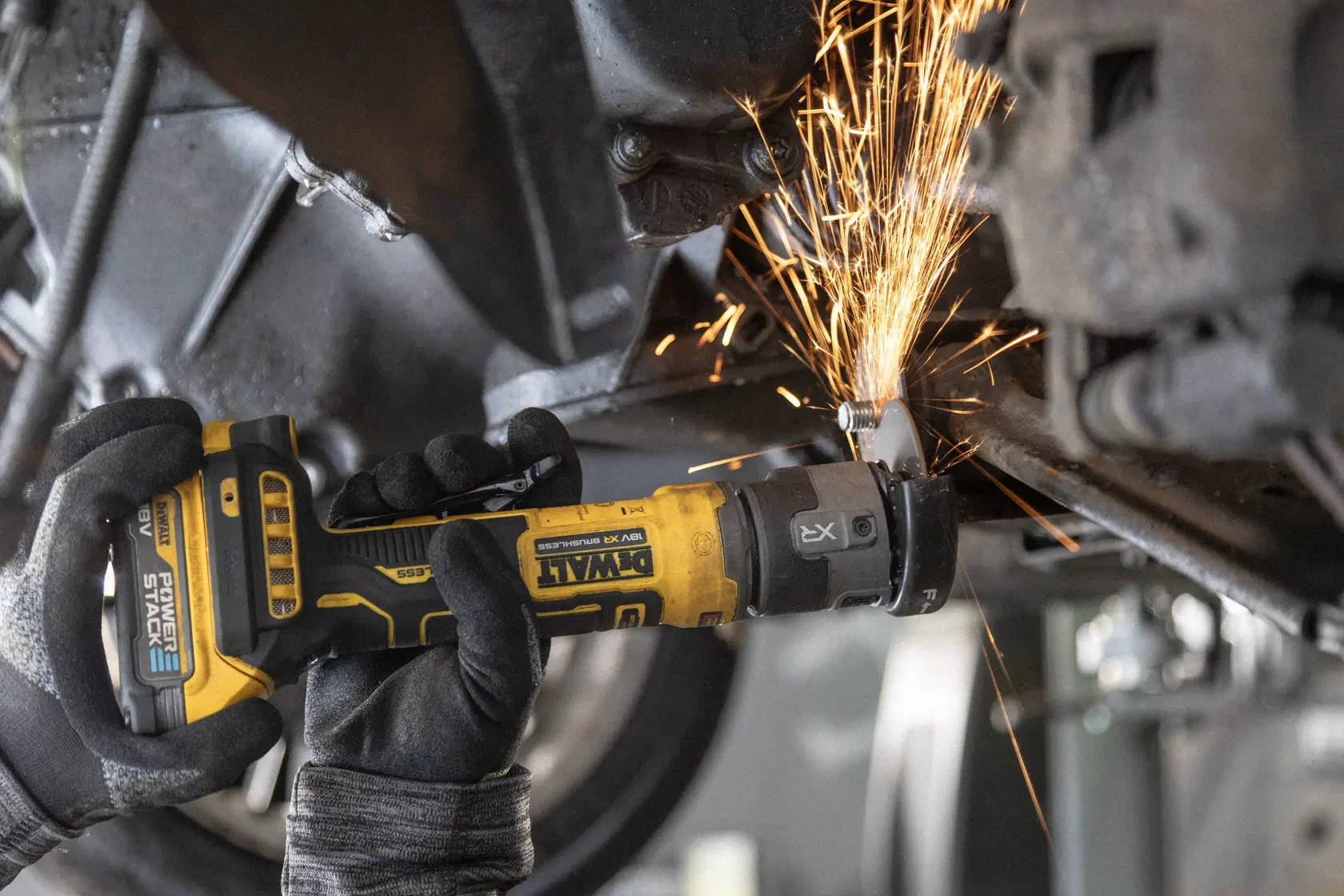 DEWALT DCG430N-XJ DCG430N Winkelschleifer schneidet Metall, Funken fliegen. SKU: DCG430N-XJ, DCG430N.