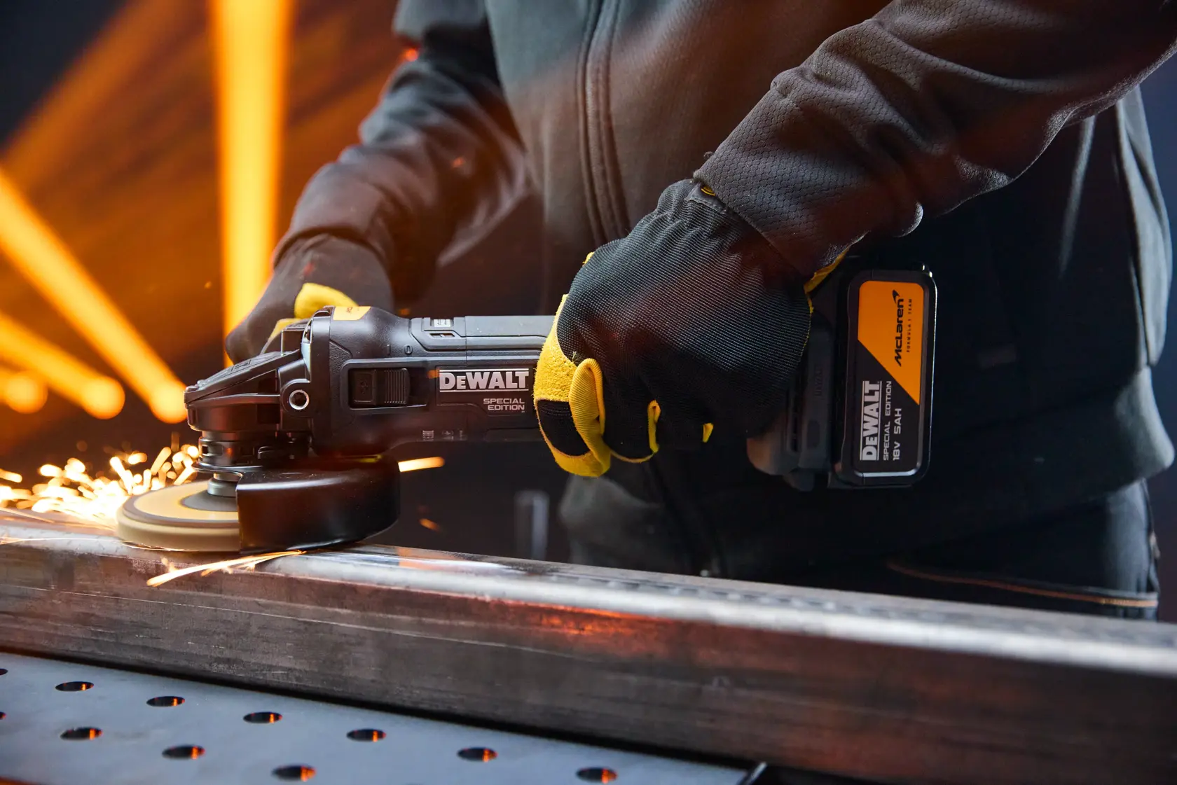 Amoladora DEWALT en uso, chispas. DCG45MP2T-QW, DCG45MP2T. Imagen de producto fotografía.