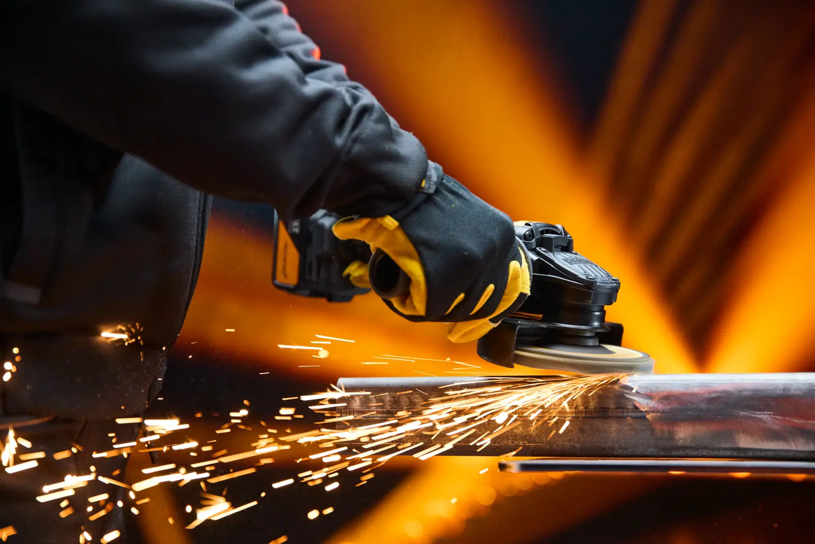 DEWALT DCG45MP2T-QW, DCG45MP2T amoladora en uso, chispas, primer plano, categoría: Fotografía.