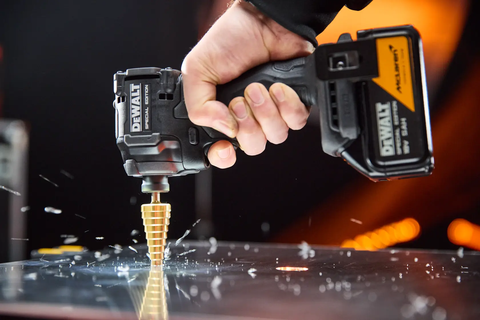 Herramienta DEWALT perfora metal. DCK2222MP2T, DCK2222MP2T-QW. Categoría fotografía.