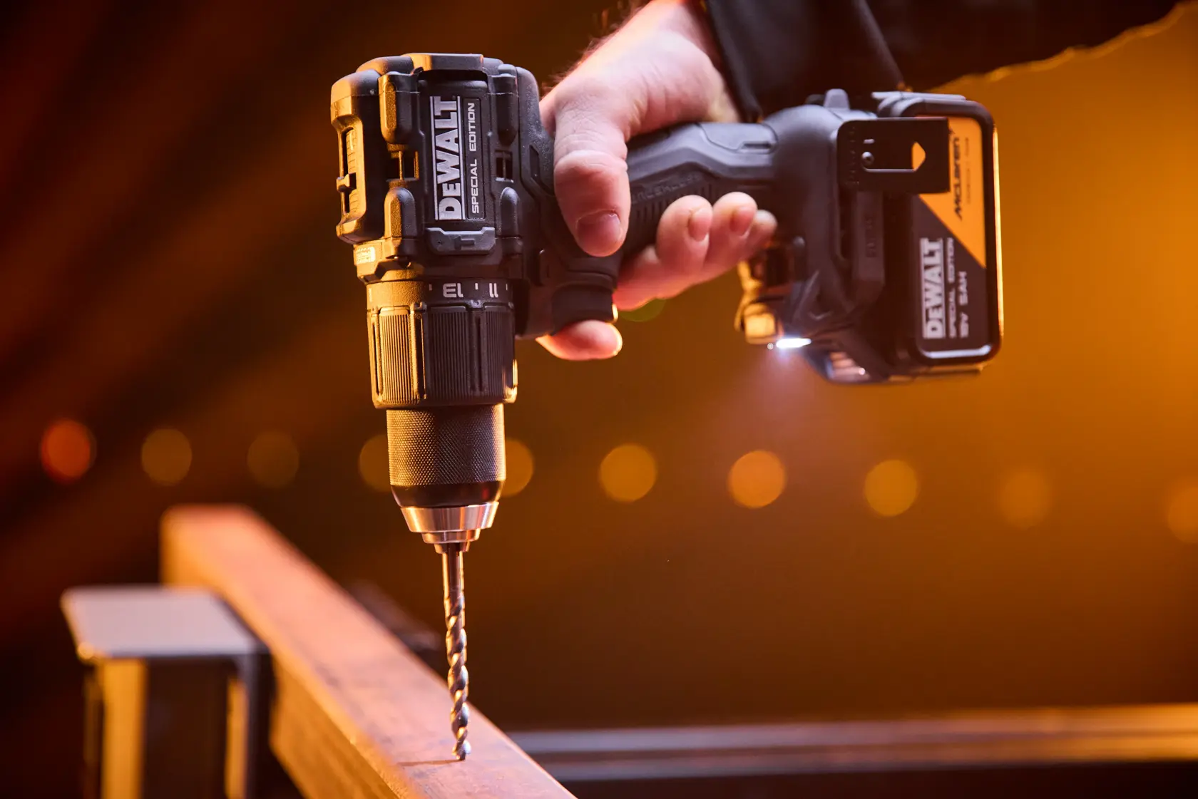 Taladro DEWALT en uso, SKUs DCK2223MP2T-QW, DCK2223MP2T. Herramienta de fotografía.