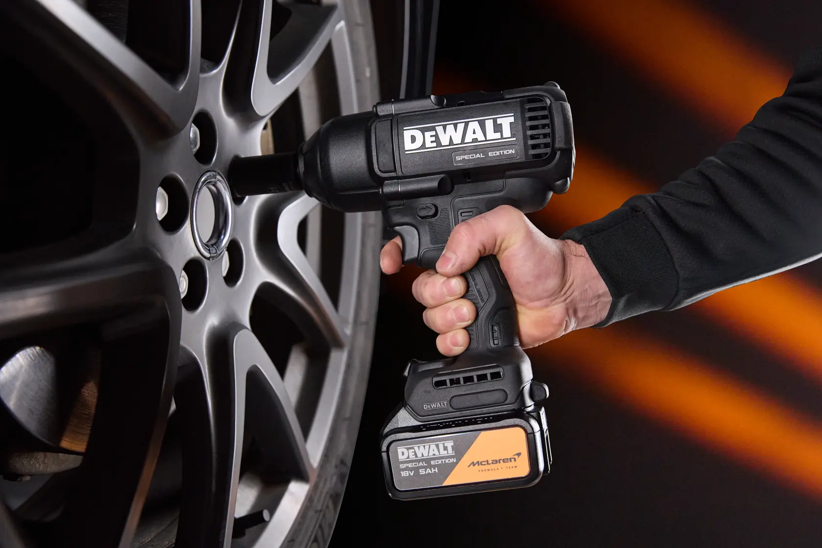 Atornillador DEWALT en rueda de coche. SKUs: DCK3222MP2T-QW, DCK3222MP2T. Categoría fotografía.
