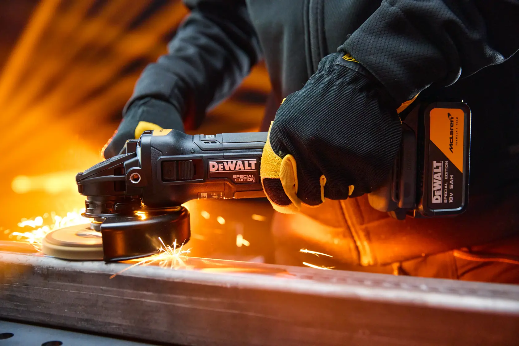 DEWALT DCK3222MP2T-QW, DCK3222MP2T herramienta en uso, chispas, primer plano, categoría fotografía.