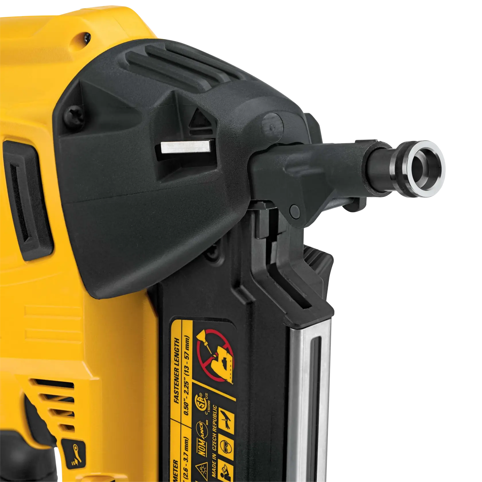 Primer plano de una clavadora DEWALT con etiquetas de seguridad y parte del cañón.