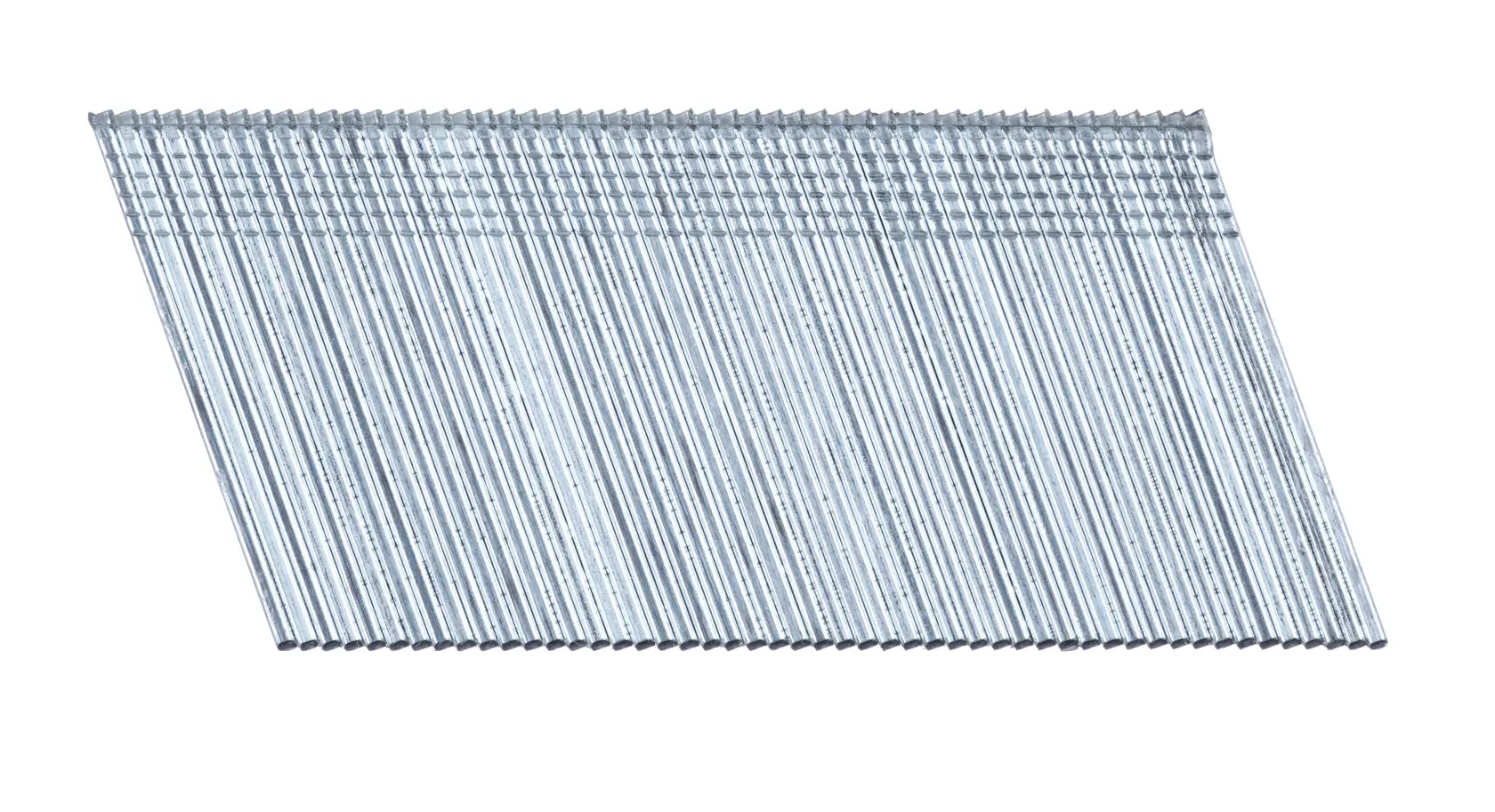 Ein Bündel schräger silberner Nägel für einen Nagler, vor weißem Hintergrund angeordnet.