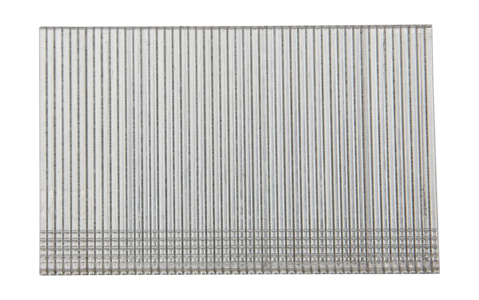 Ein Stapel Metallnägel oder Stifte, vertikal ausgerichtet, für Tischler- oder Bauarbeiten.