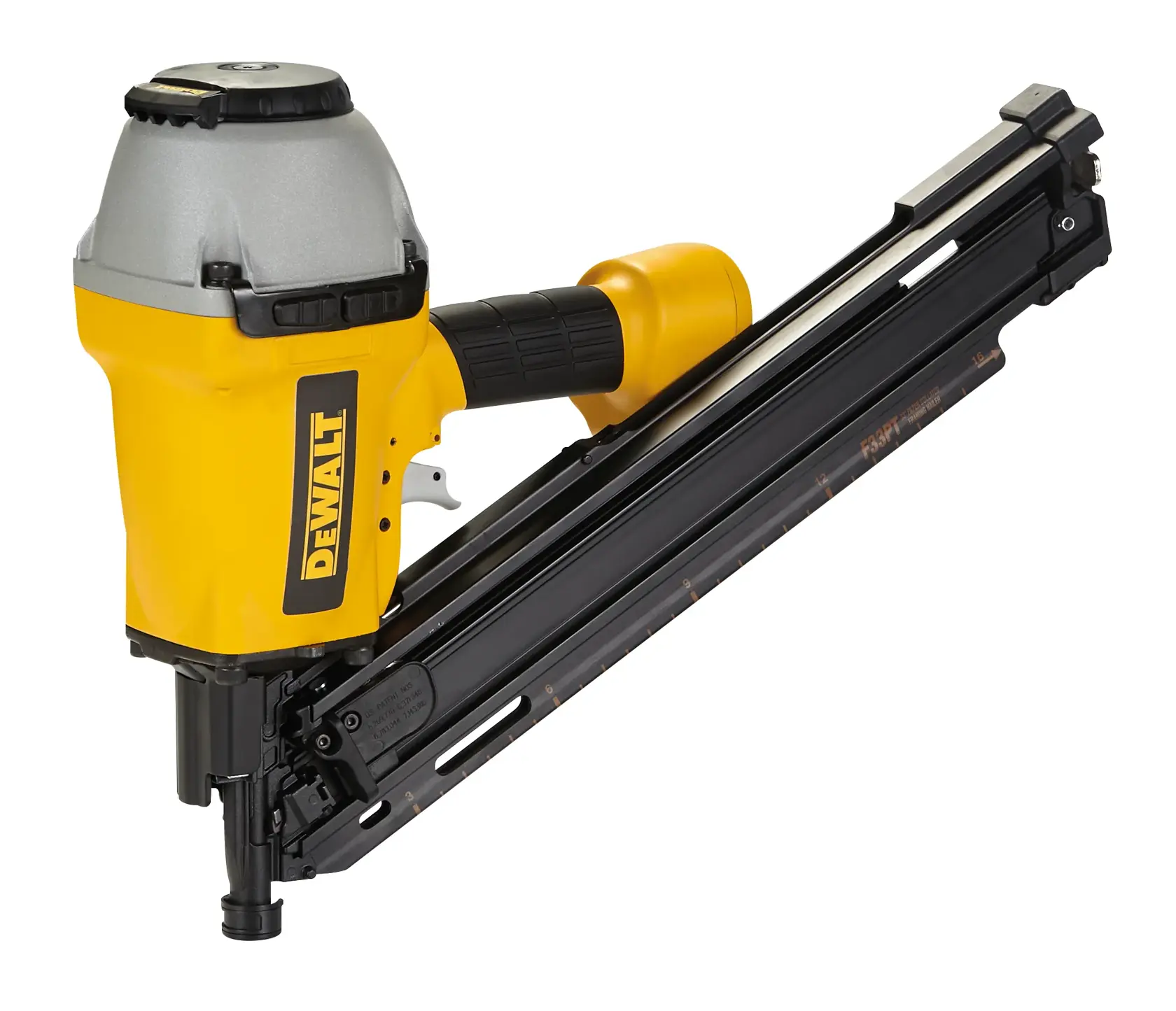 Cloueuse jaune DEWALT avec magasin noir incliné, présentée sur fond blanc.