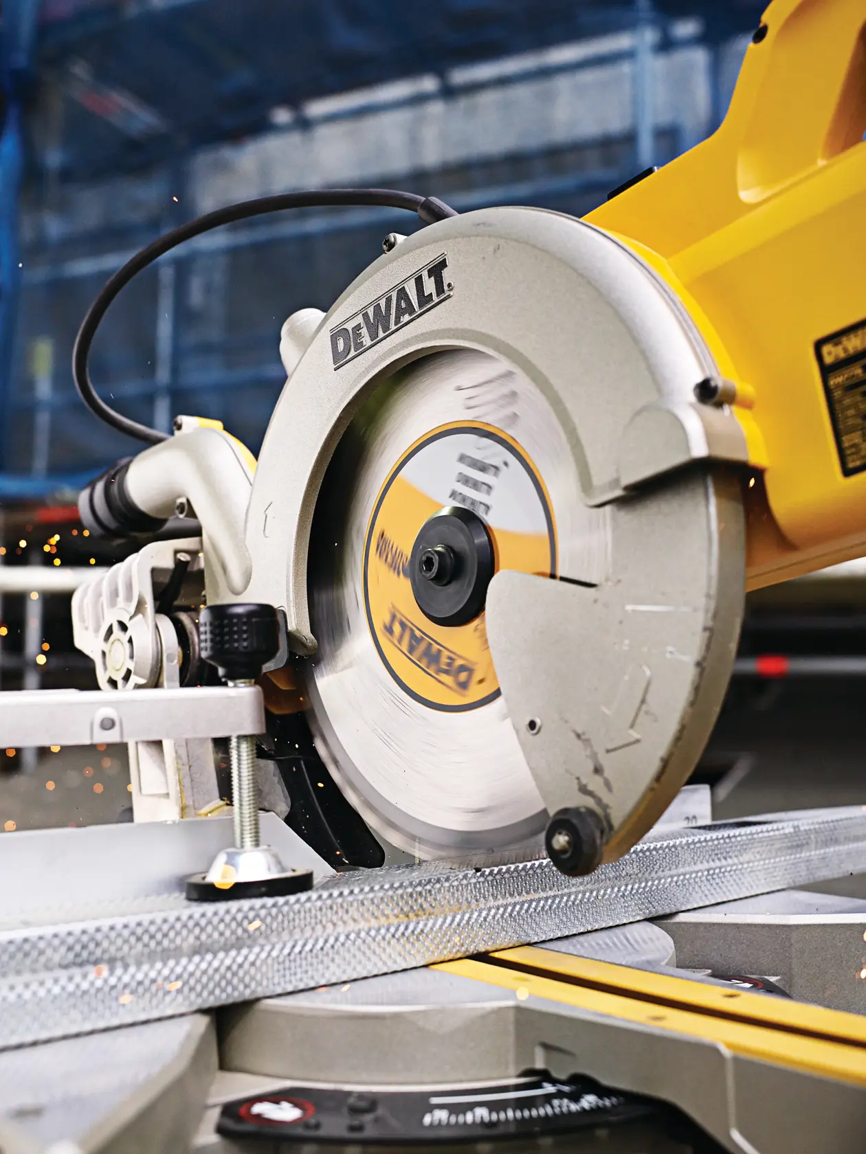 DEWALT Kreissäge schneidet Metall, Funken fliegen während des Betriebs.
