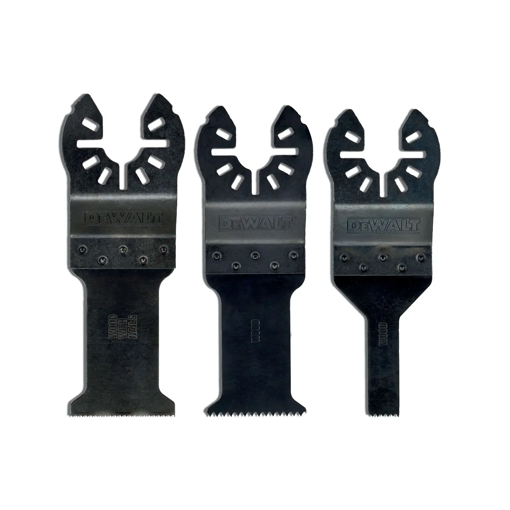 Drei DEWALT Multitool-Klingen für Holz und Metall, stehend mit sichtbarem DEWALT-Logo.