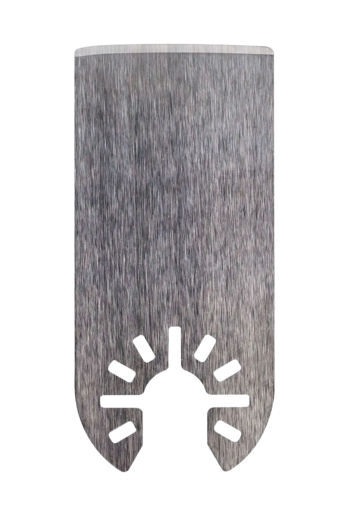 Una hoja rectangular metálica para herramienta oscilante, con parte superior plana y parte inferior redondeada, que posee varias ranuras recortadas cerca de la base para su fijación.