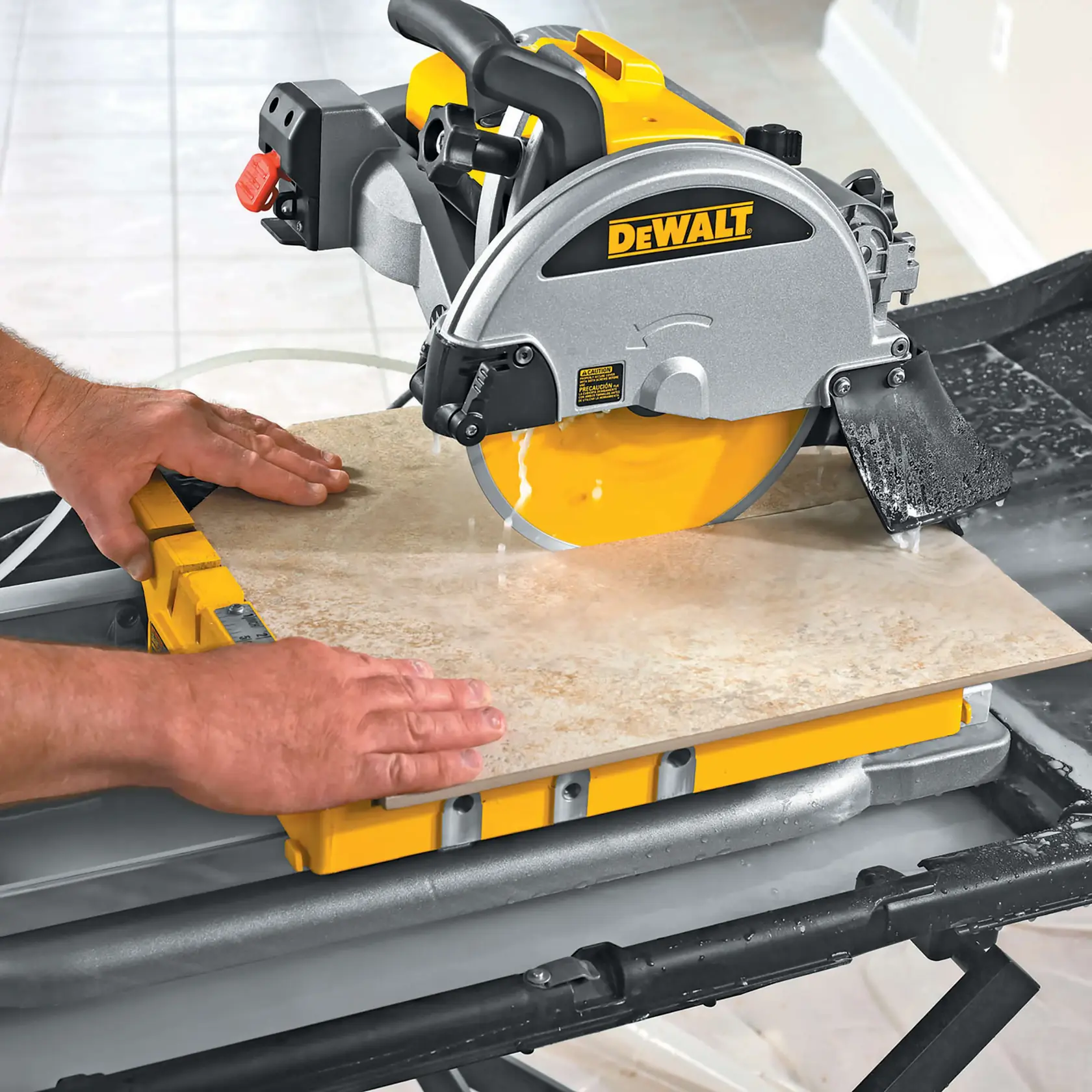 Sierra para azulejos DEWALT corta cerámica con refrigeración por agua, guiada por manos sobre mesa.