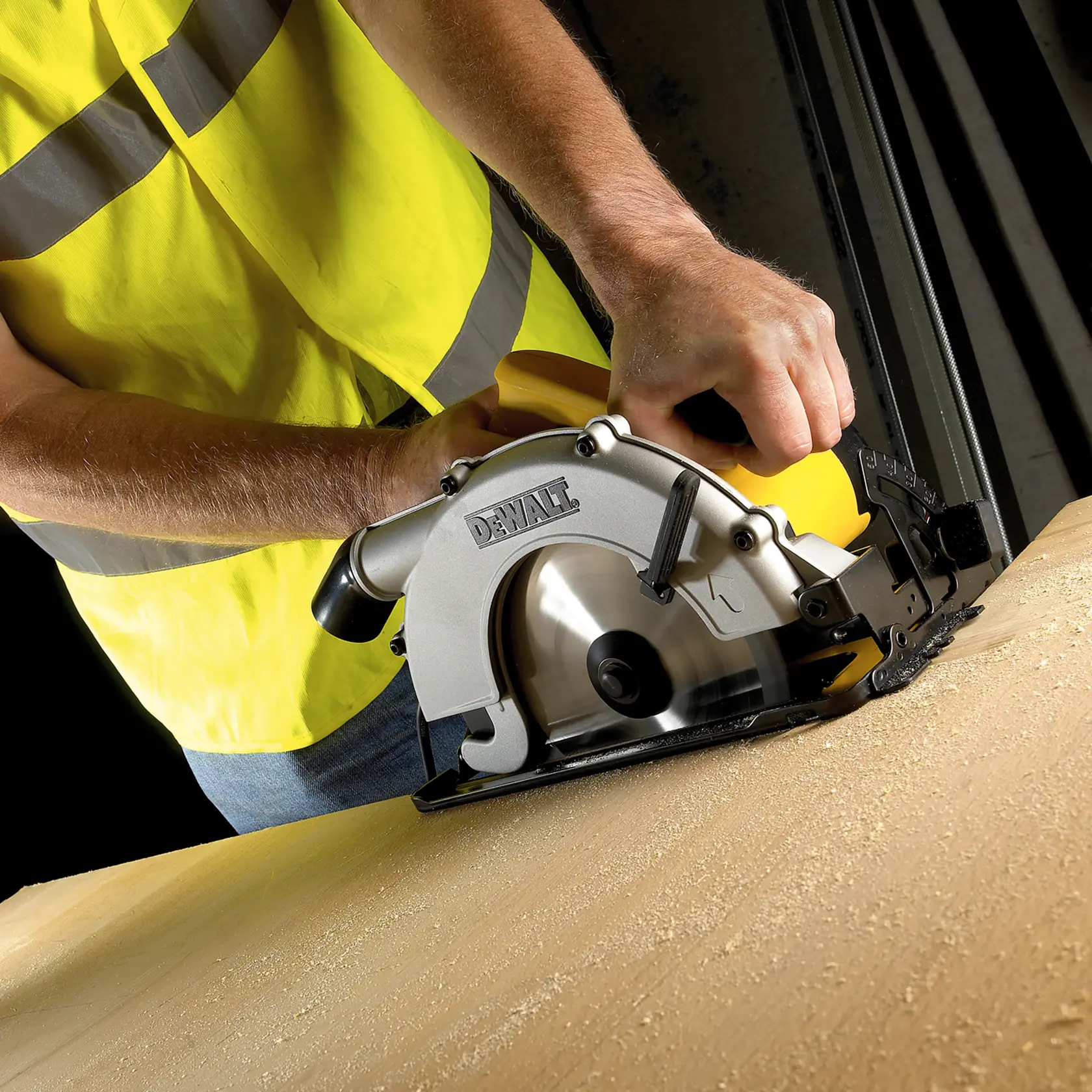 Person sägt Holz mit einer DEWALT Kreissäge, trägt gelbe Sicherheitsweste.