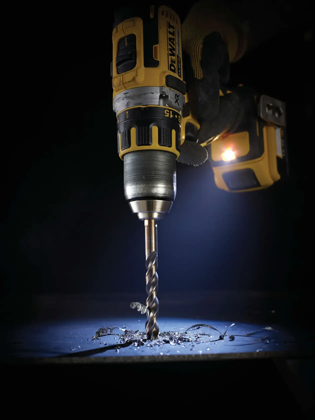 Graphique montrant la marque DEWALT XTREME Sub-Compact Series avec le slogan 'Compact et performance garantie' sur un fond jaune.