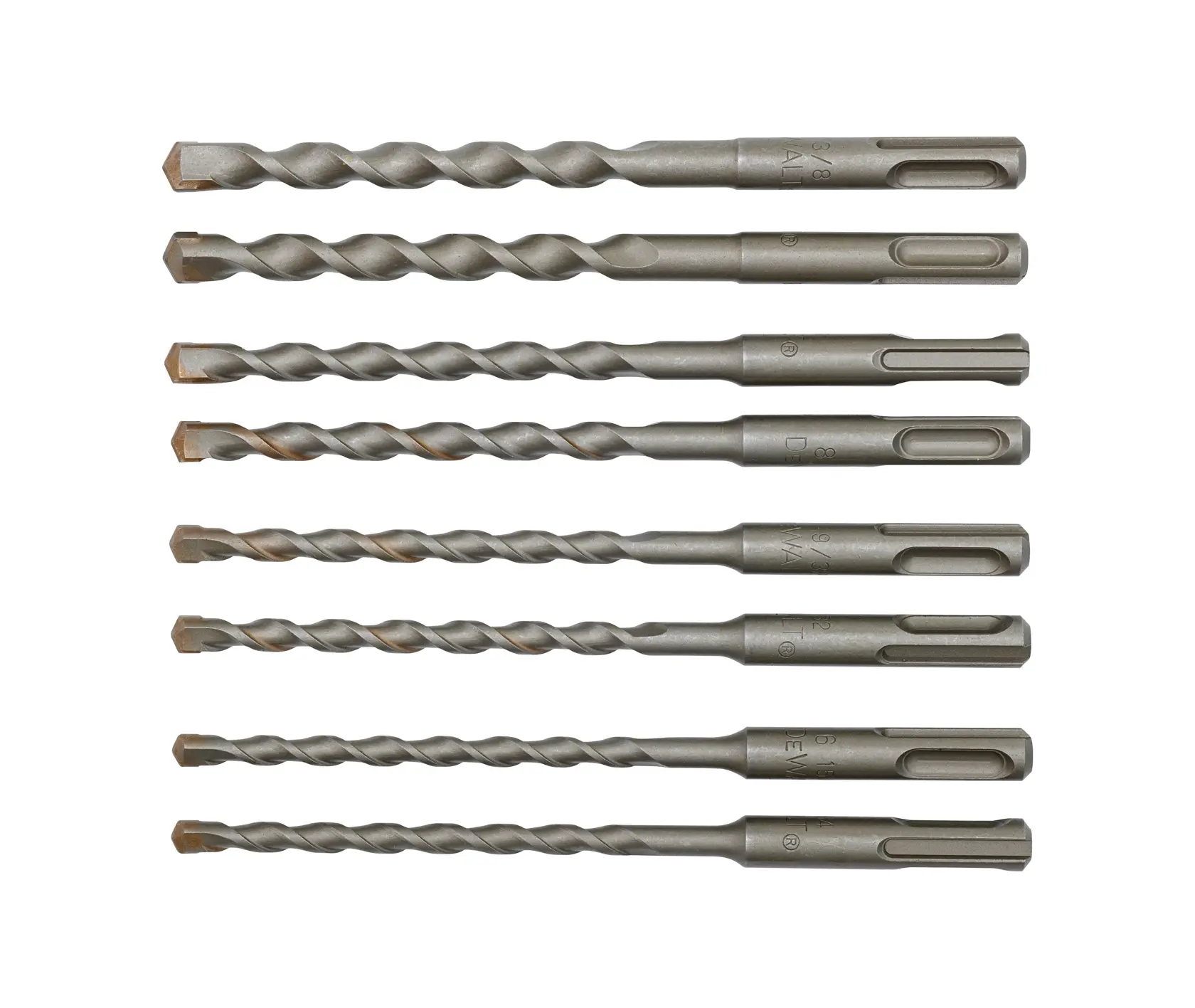 Acht SDS-Bohrer sind in einer Reihe auf einem weißen Hintergrund angeordnet. Die Bohrer bestehen aus Metall und haben Spiralrillen sowie flache Köpfe.