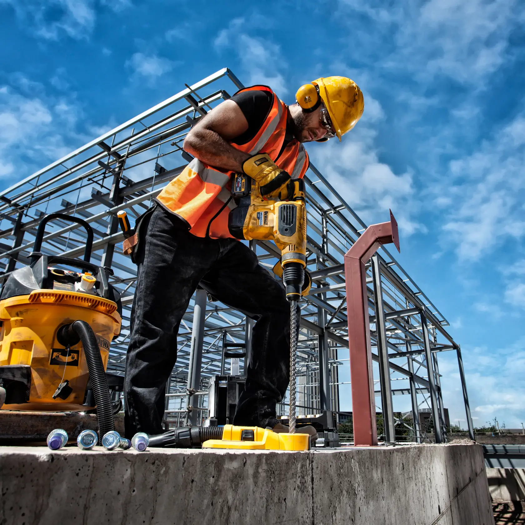 DEWALT DT60814, DT60814-QZ Bohrer im Einsatz auf Baustelle, Arbeiter mit Schutzkleidung und Werkzeug.