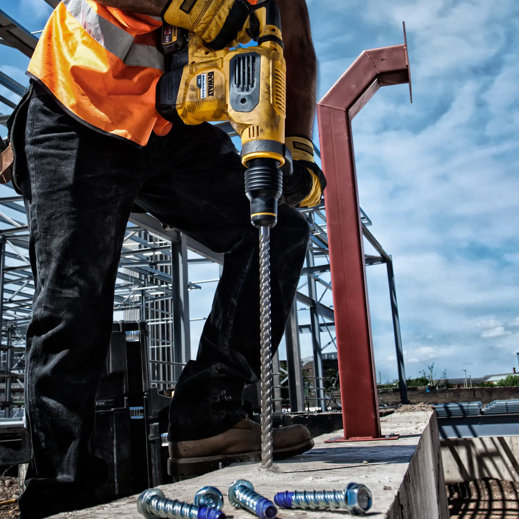 DEWALT DT60814, DT60814-QZ Bohrer im Einsatz auf Baustelle von Arbeiter mit Sicherheitskleidung.