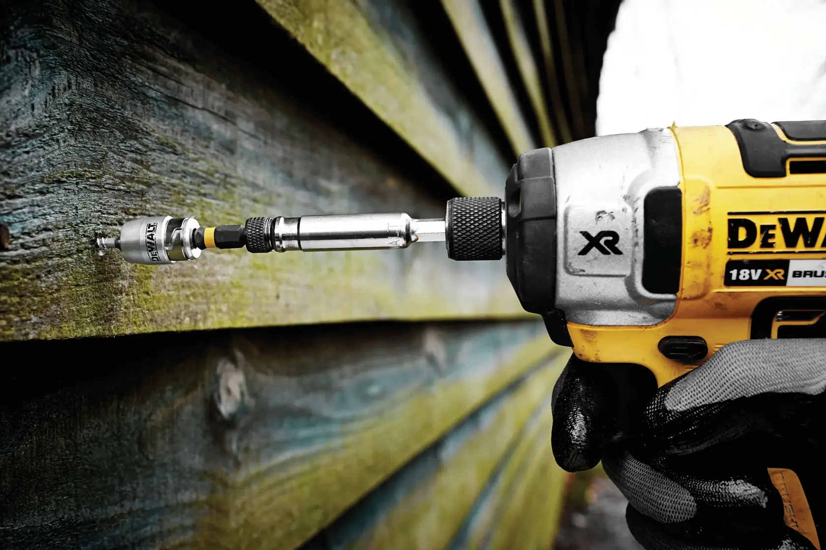 Atornillador DEWALT con DT70536T atornilla en marco metálico sobre suelo de hormigón.