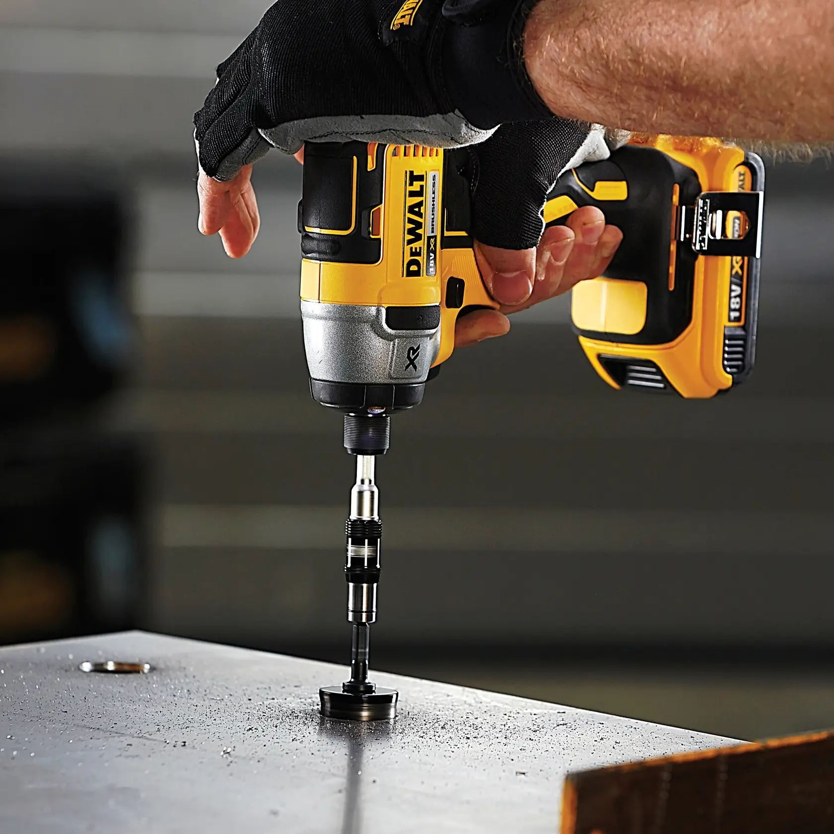 DEWALT-Bohrer mit DT70578T, DT70578T-QZ SKUs, bohrt Metall. Bedienung mit Handschuh.