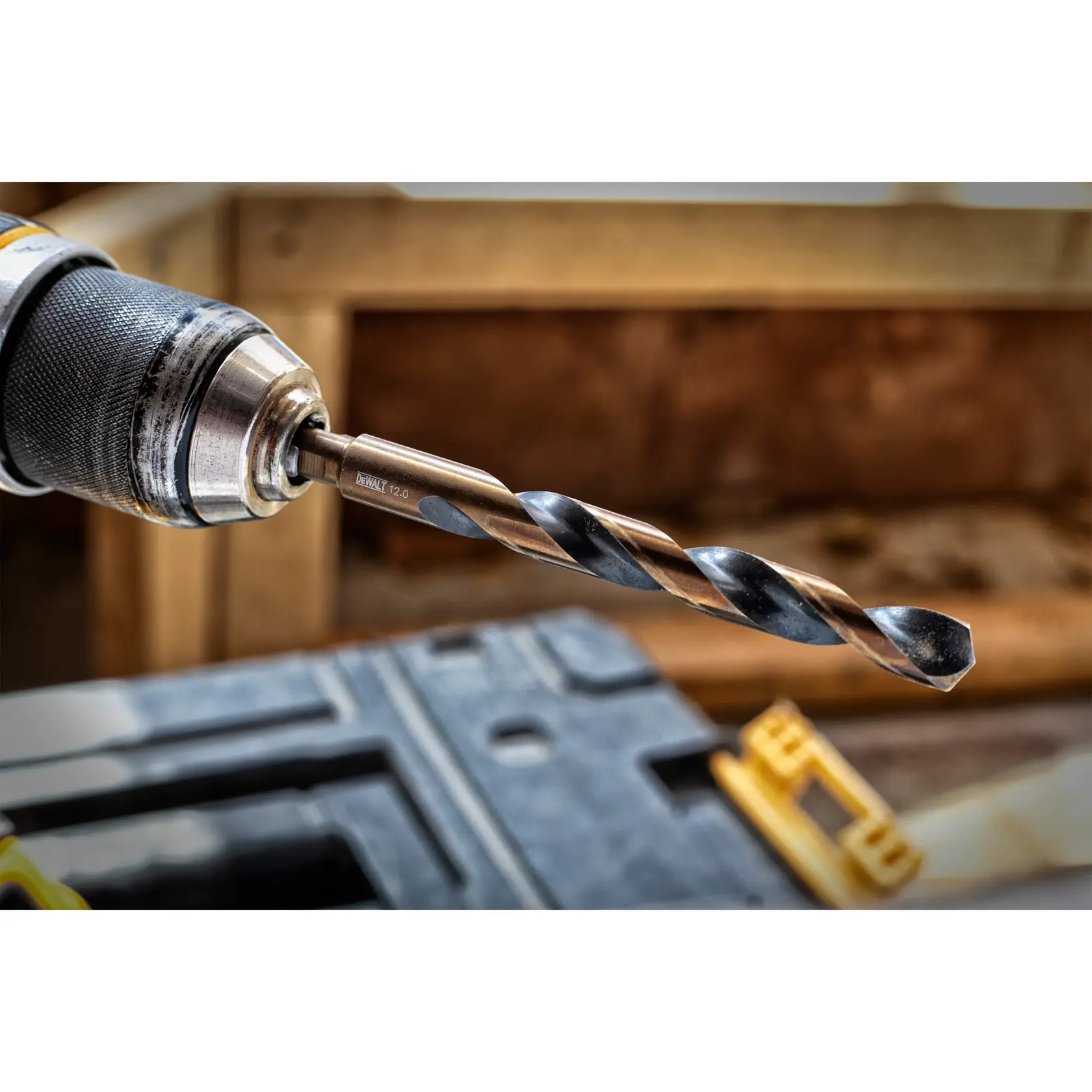 Nahaufnahme eines DEWALT Metallbohrers mit Spiraldesign und bronzener sowie schwarzer Oberfläche, verwendet zum Bohren in Metallflächen.