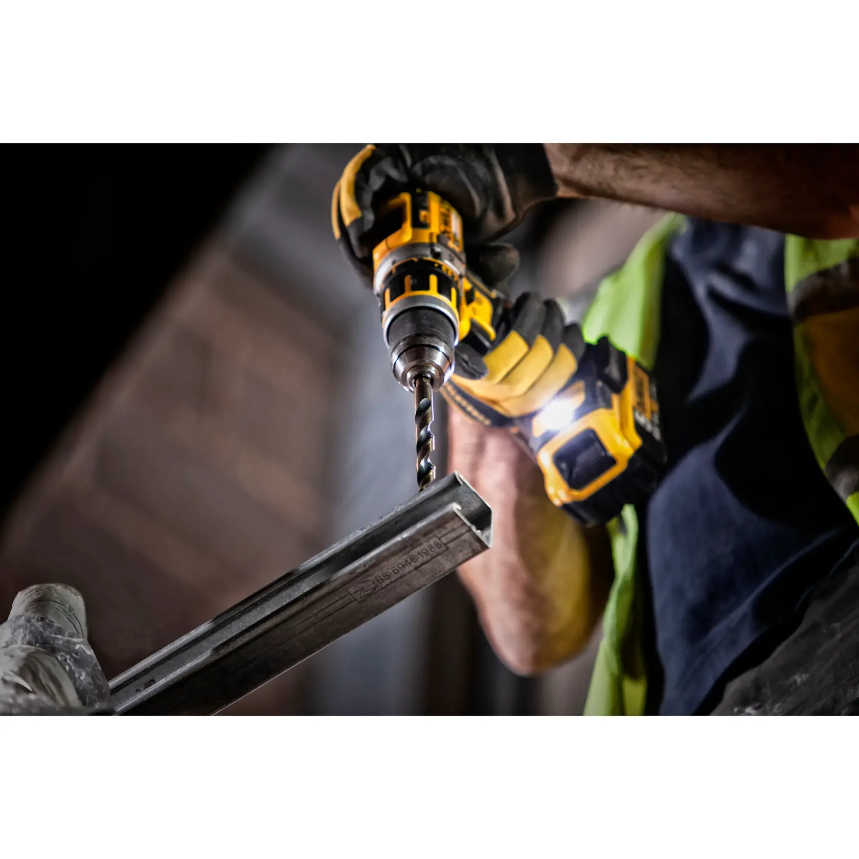 Une image en gros plan d'un foret métallique DEWALT avec un design en spirale et une finition bronze et noire, utilisé pour percer des surfaces métalliques.