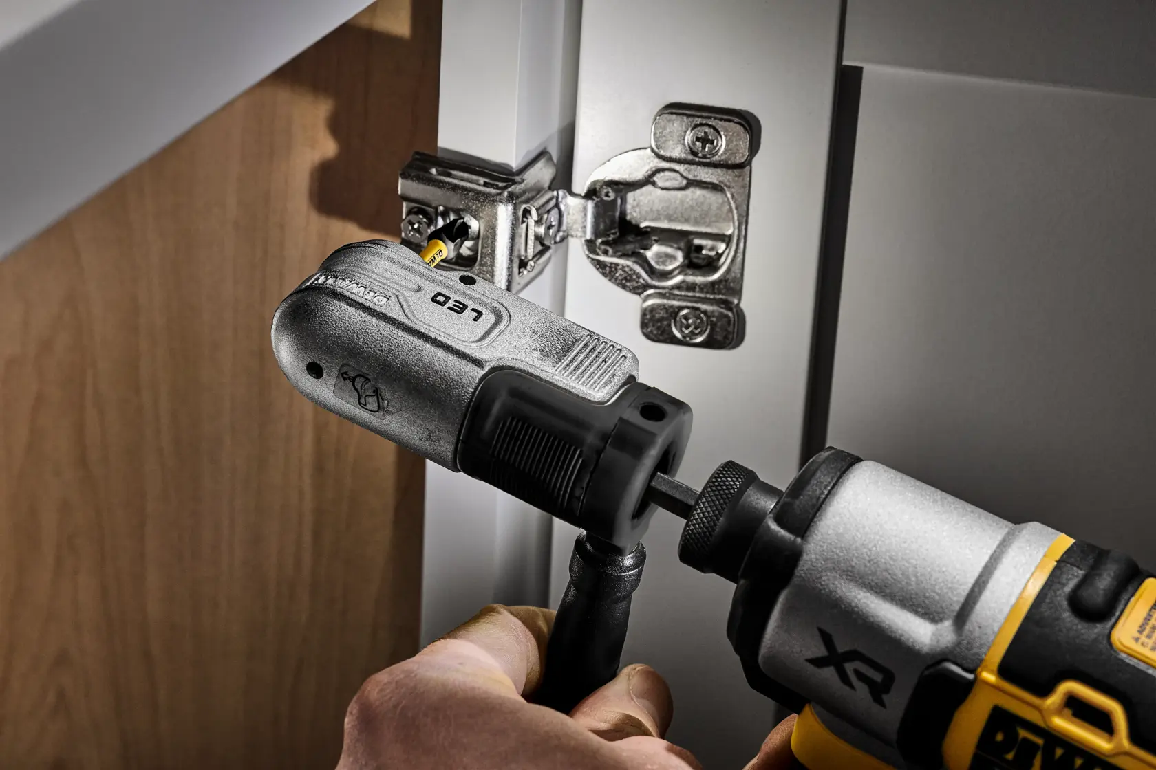 DEWALT LED Winkelbohraufsatz mit Metallgehäuse und Bit-Halter, auf weißem Hintergrund fotografiert.