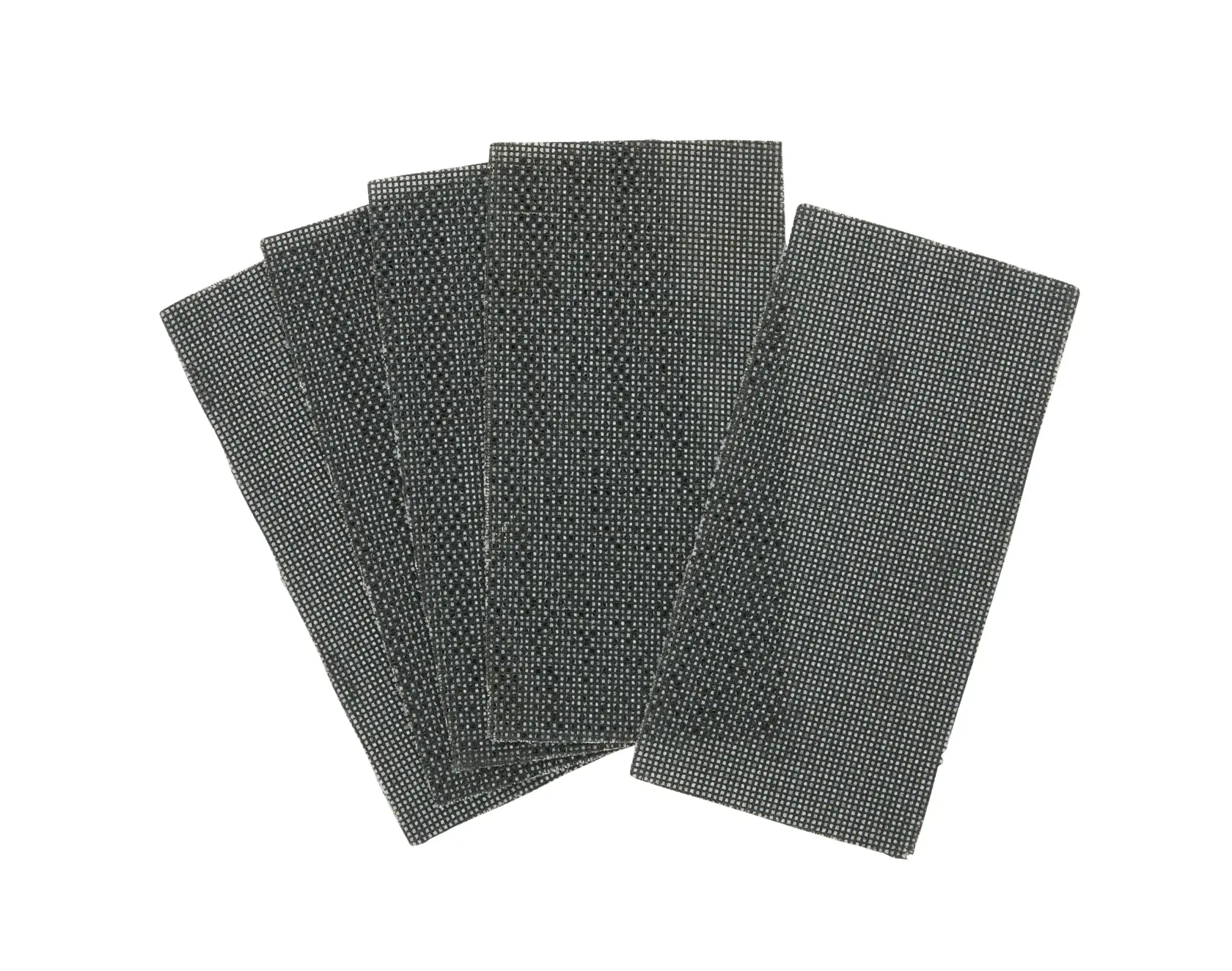 Lot de feuilles abrasives rectangulaires en maille, étalées sur fond blanc.