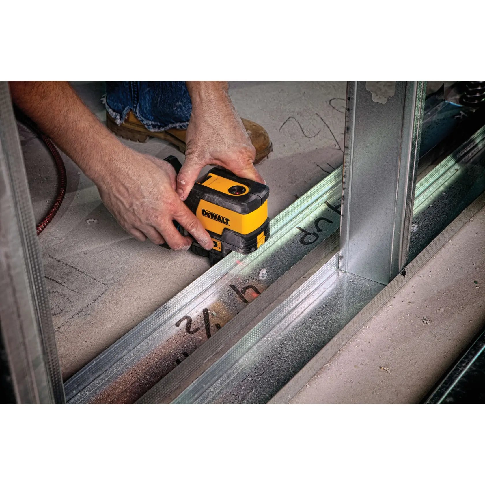 Niveau laser compact DEWALT DW0822 jaune-noir pour mesures précises en construction ou photographie.